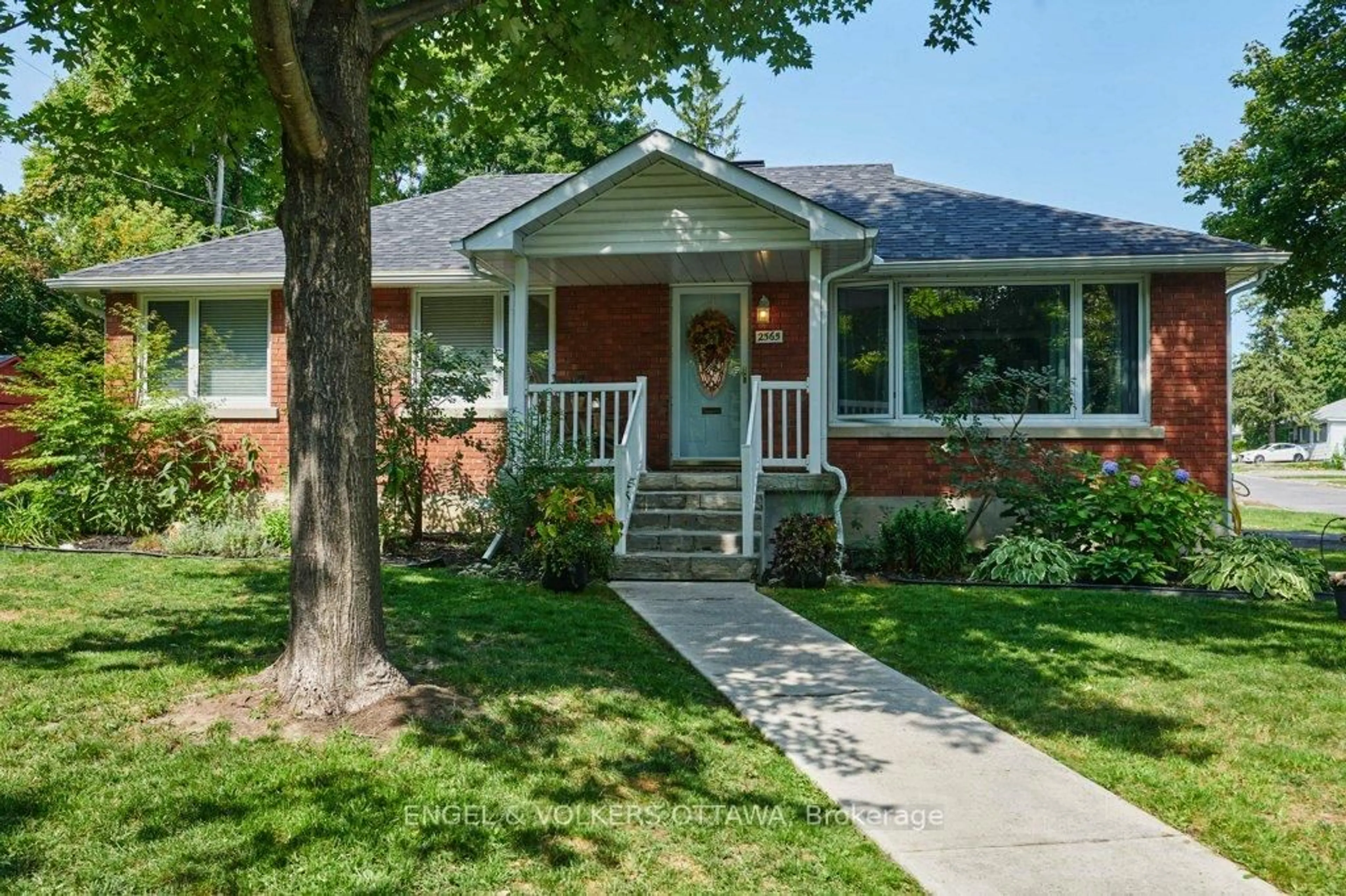 Home with brick exterior material, street for 2565 Elmhurst St, Ottawa Ontario K2B 7N2