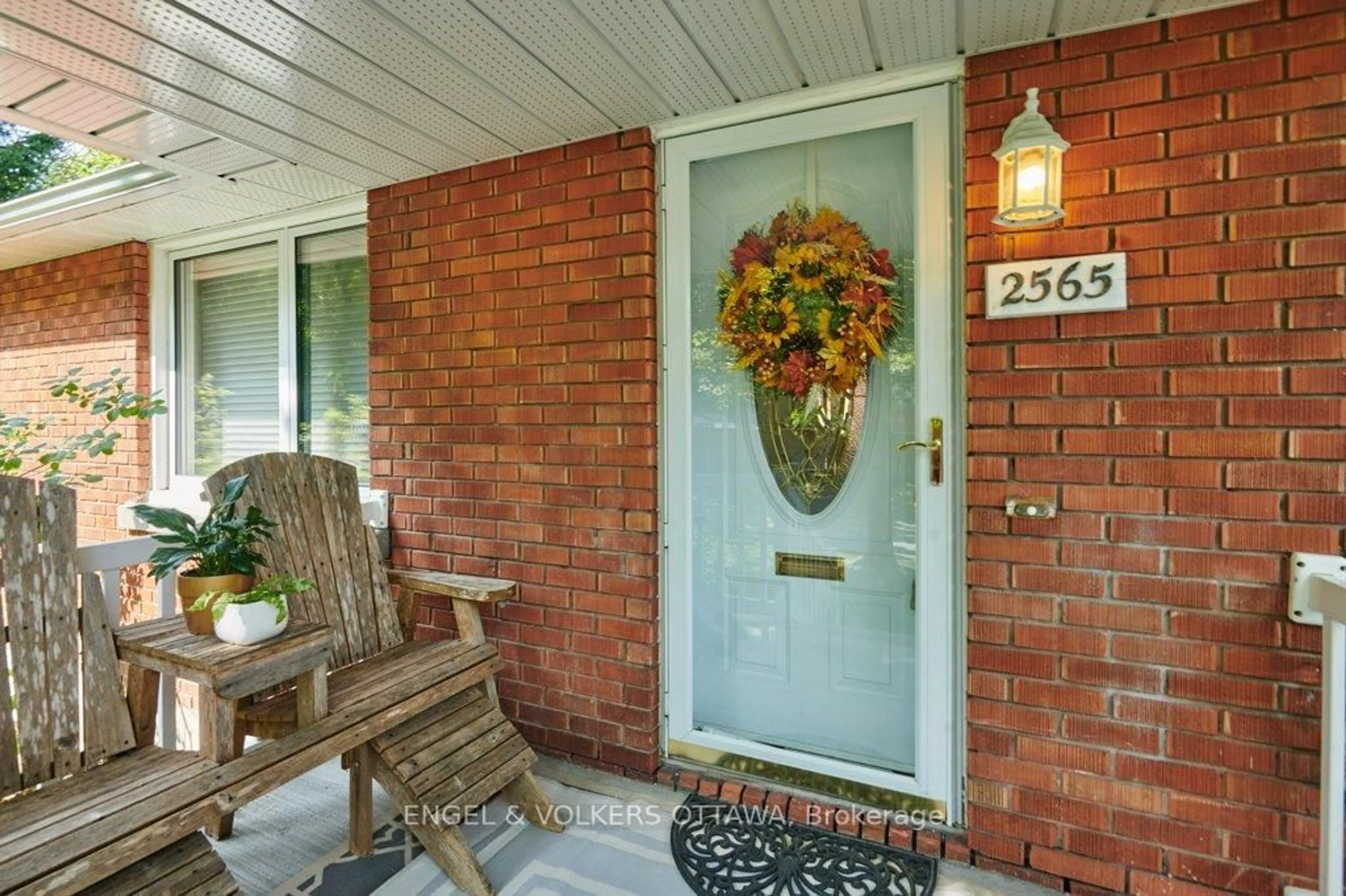 Indoor entryway for 2565 Elmhurst St, Ottawa Ontario K2B 7N2