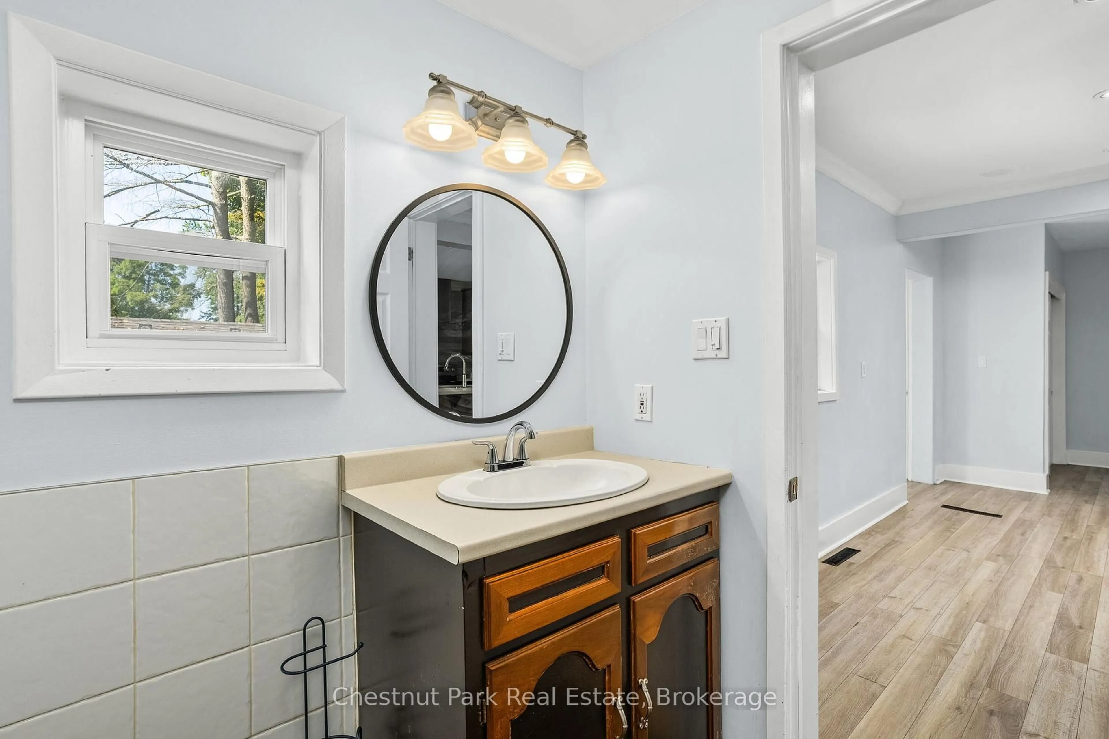 Standard bathroom, ceramic/tile floor for 615 Bay St, Gravenhurst Ontario P1P 1G8