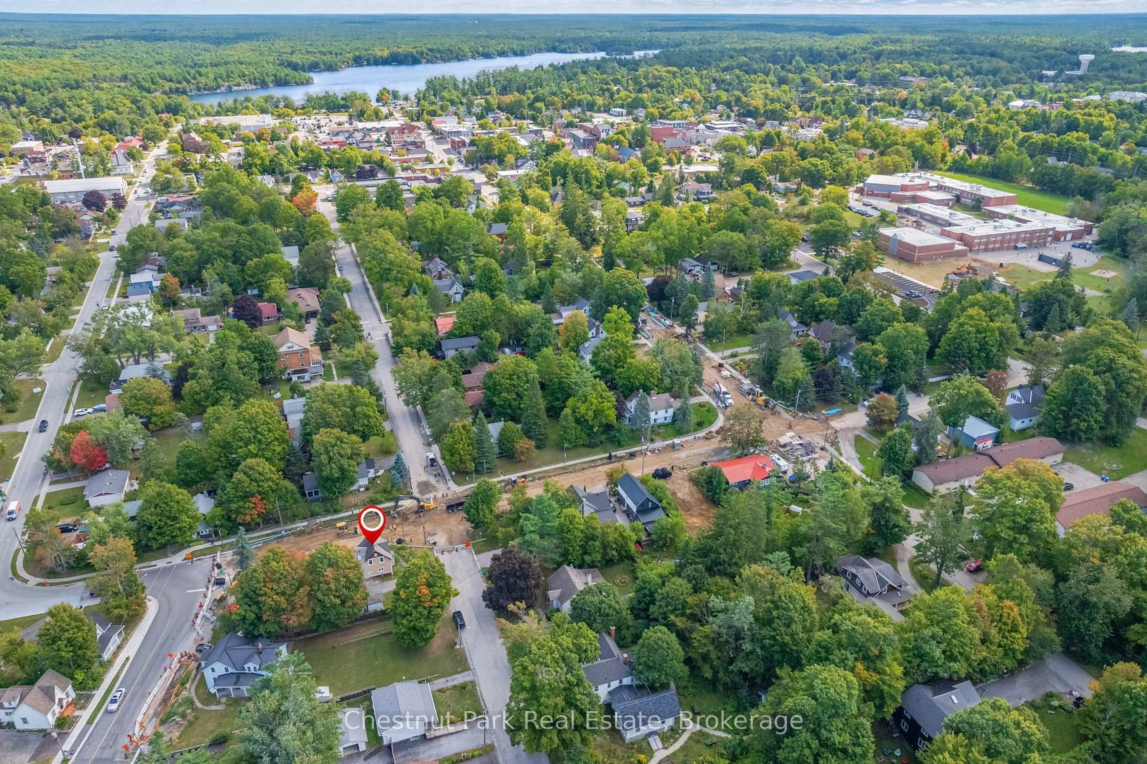 A pic from outside/outdoor area/front of a property/back of a property/a pic from drone, street for 615 Bay St, Gravenhurst Ontario P1P 1G8