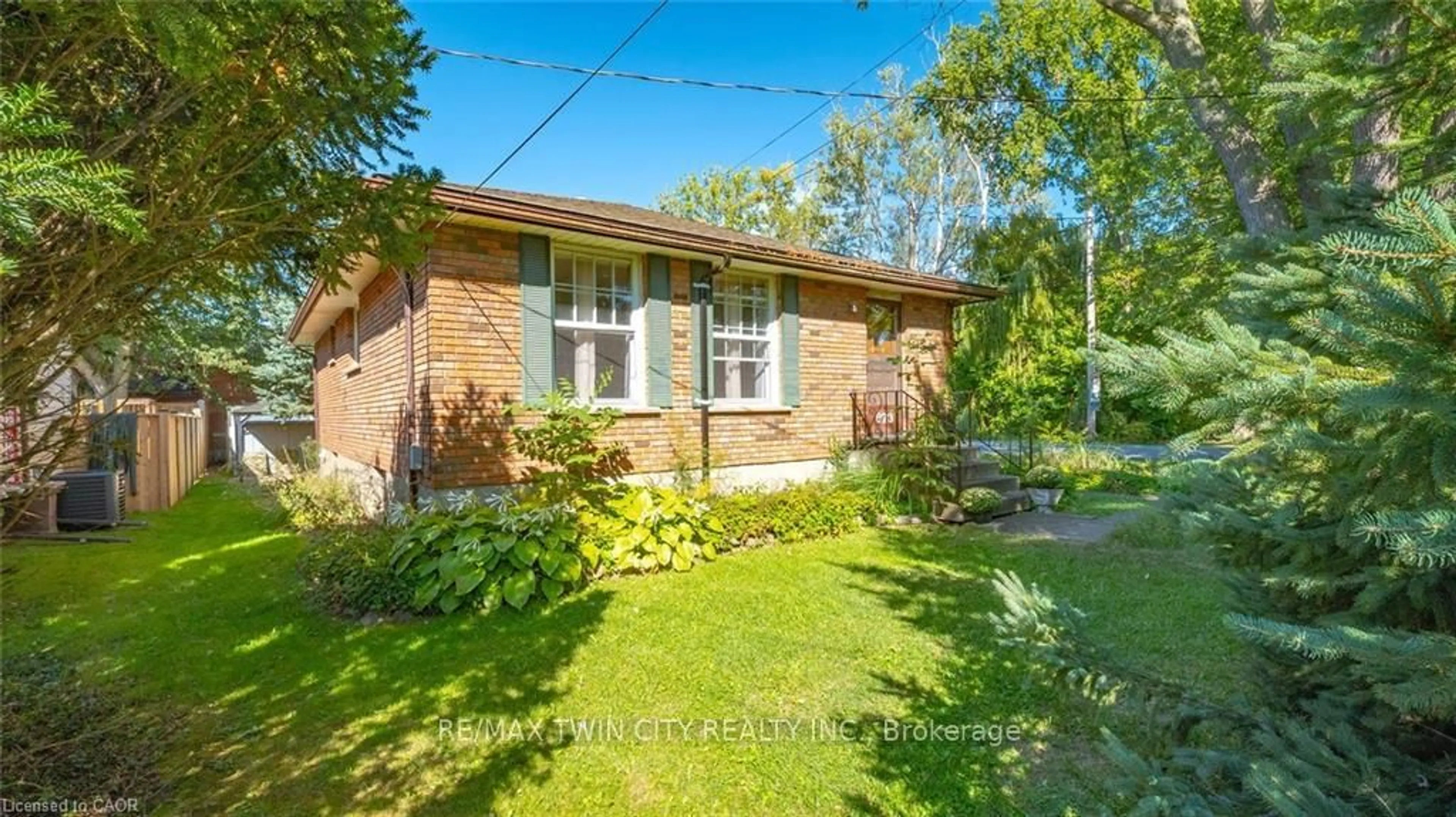 A pic from outside/outdoor area/front of a property/back of a property/a pic from drone, street for 873 South Pelham Rd, Welland Ontario L3C 3C9
