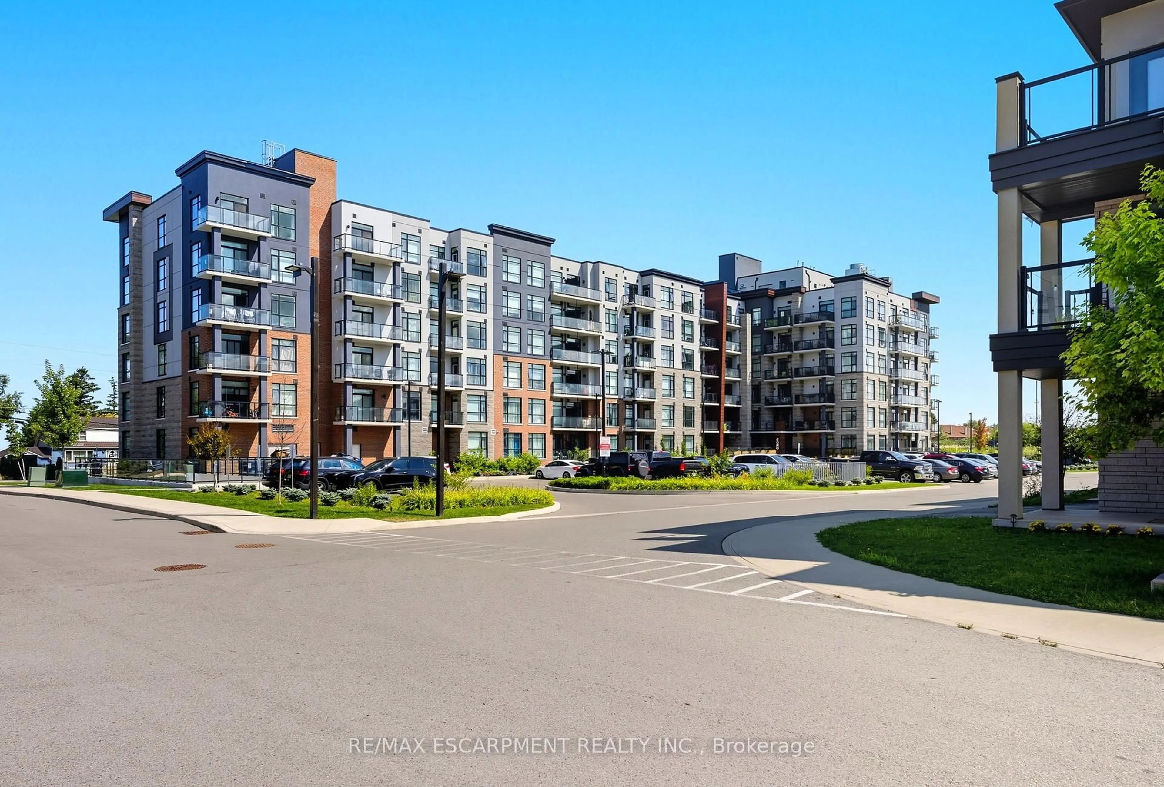 A pic from outside/outdoor area/front of a property/back of a property/a pic from drone, unknown for 600 North Service Rd #204, Hamilton Ontario L8E 0L2