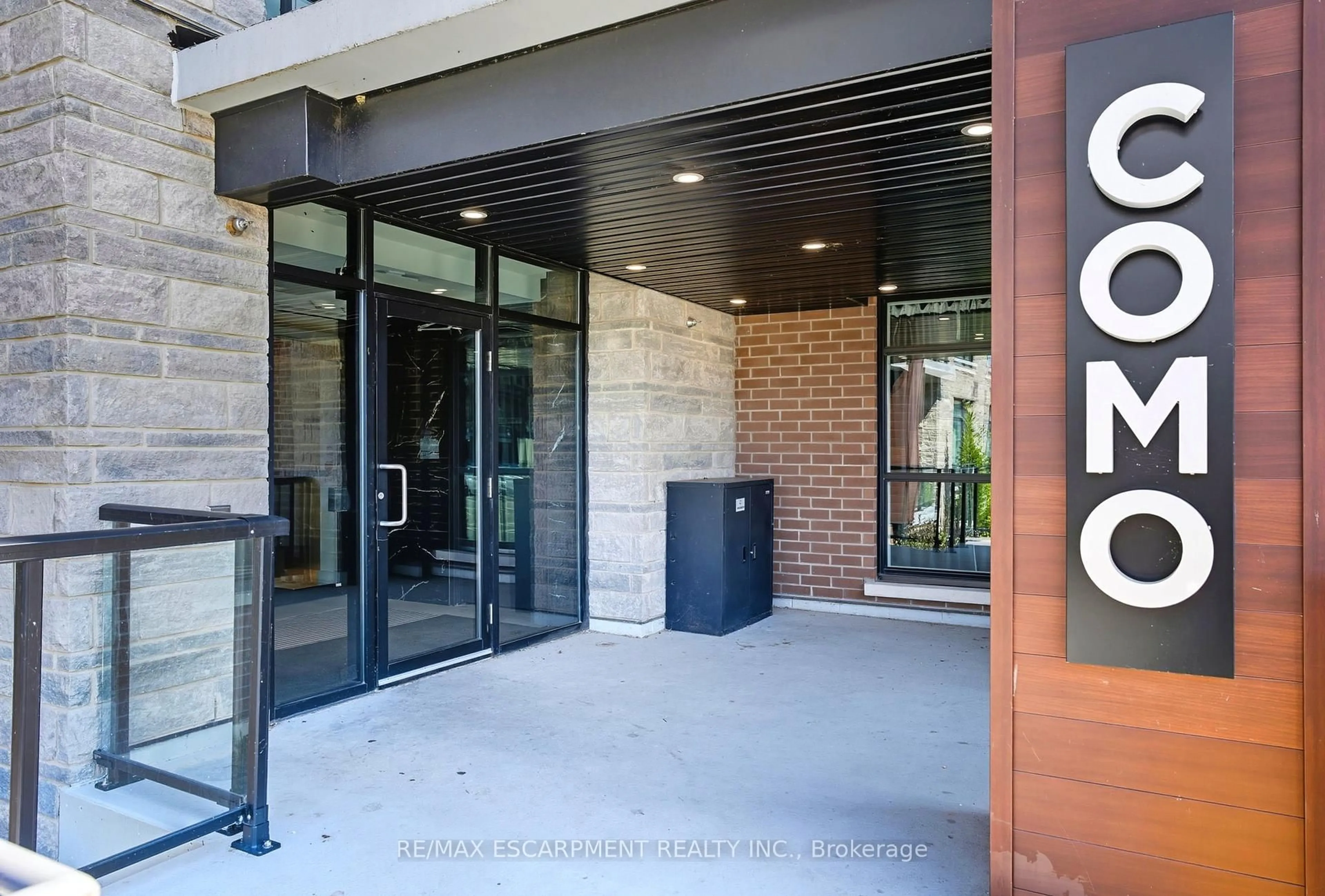 Indoor foyer for 600 North Service Rd #204, Hamilton Ontario L8E 0L2