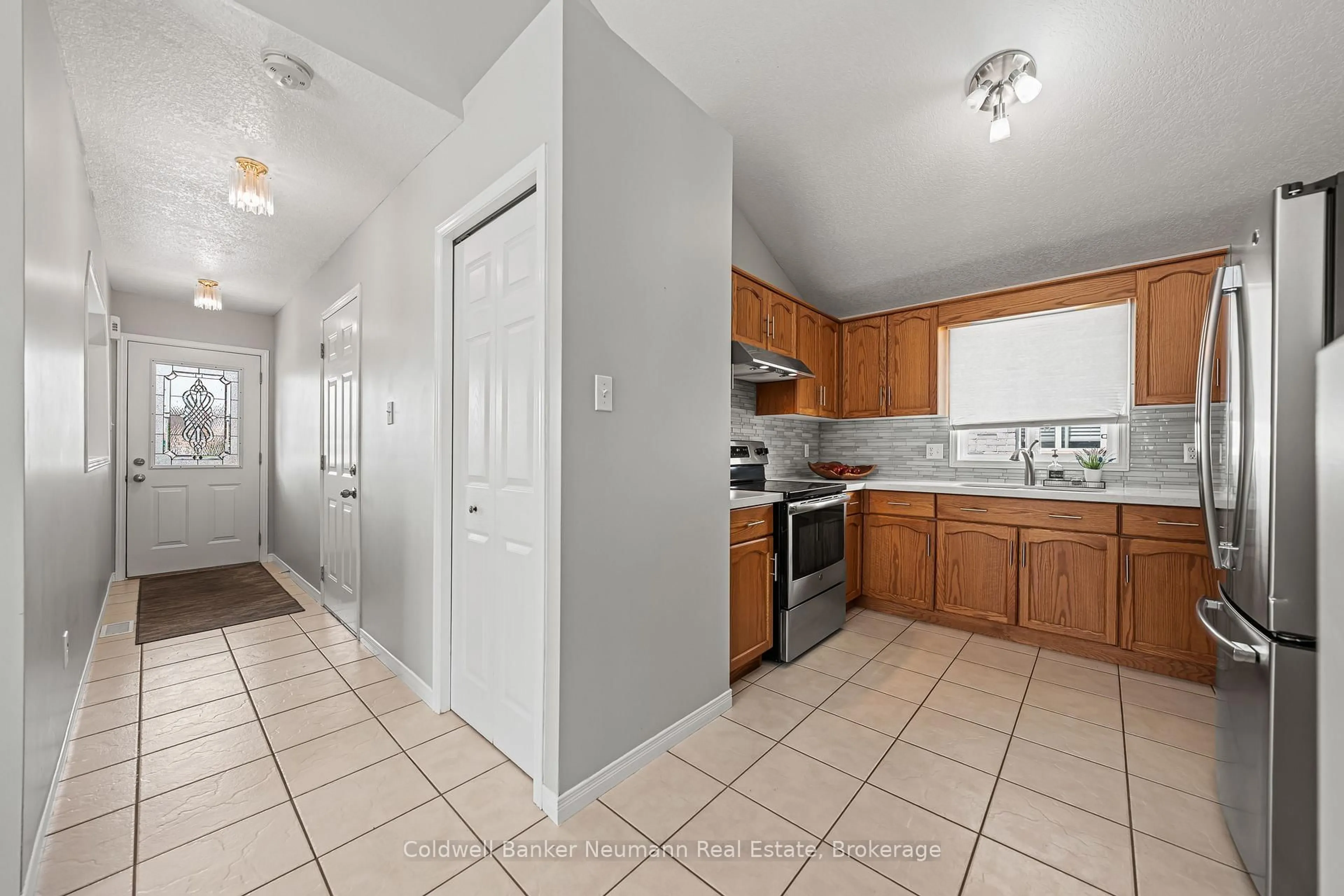 Standard kitchen, ceramic/tile floor for 28 Bronwyn Pl, Guelph Ontario N1K 1X1