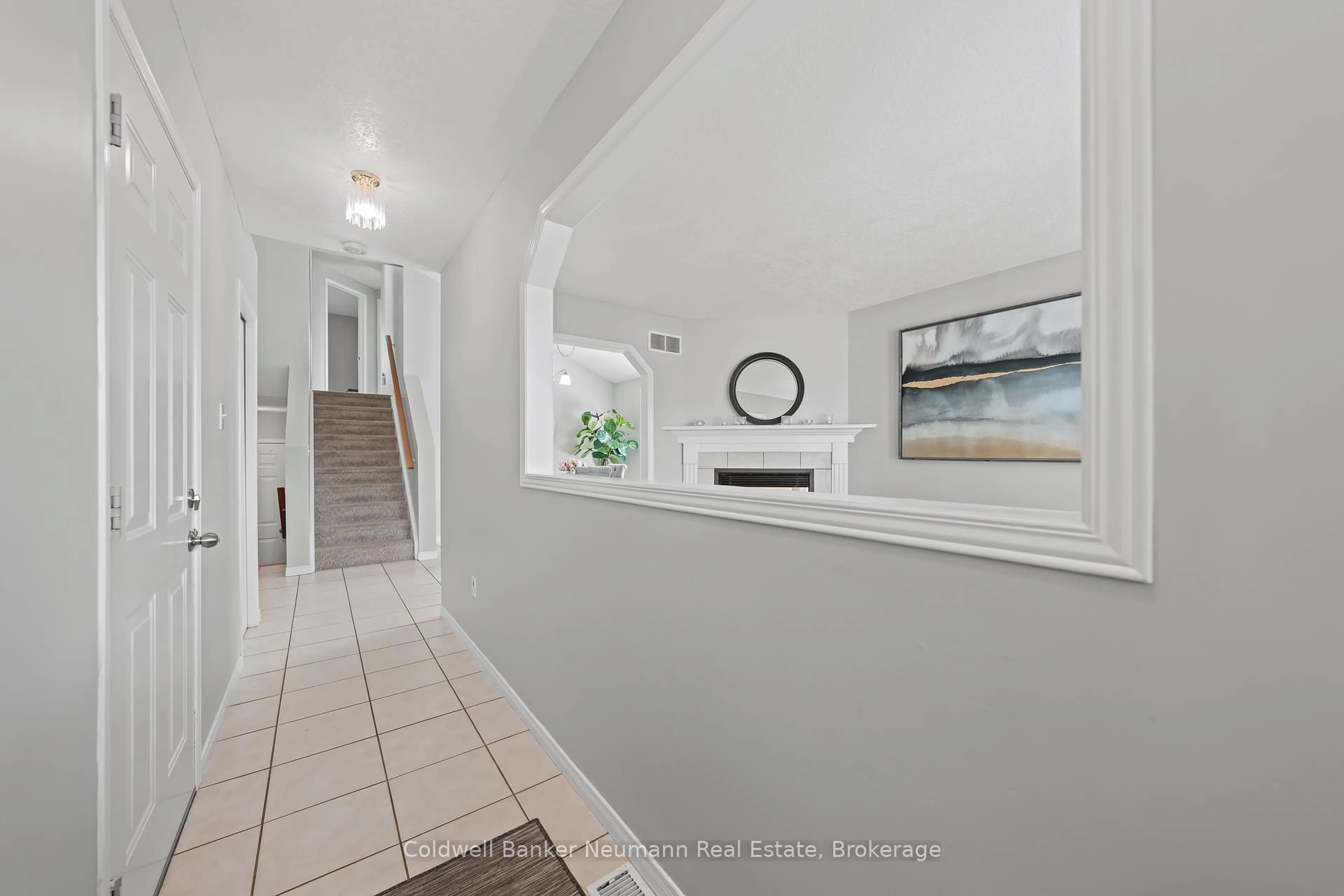 Indoor entryway for 28 Bronwyn Pl, Guelph Ontario N1K 1X1