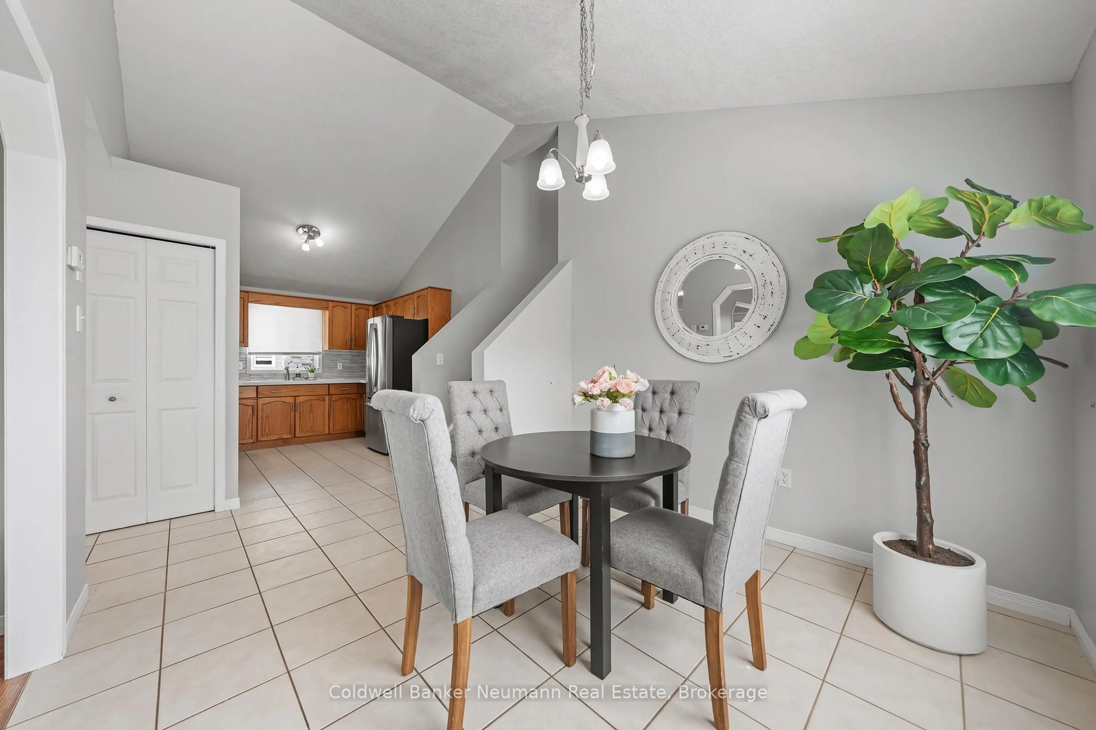 Dining room, ceramic/tile floor for 28 Bronwyn Pl, Guelph Ontario N1K 1X1