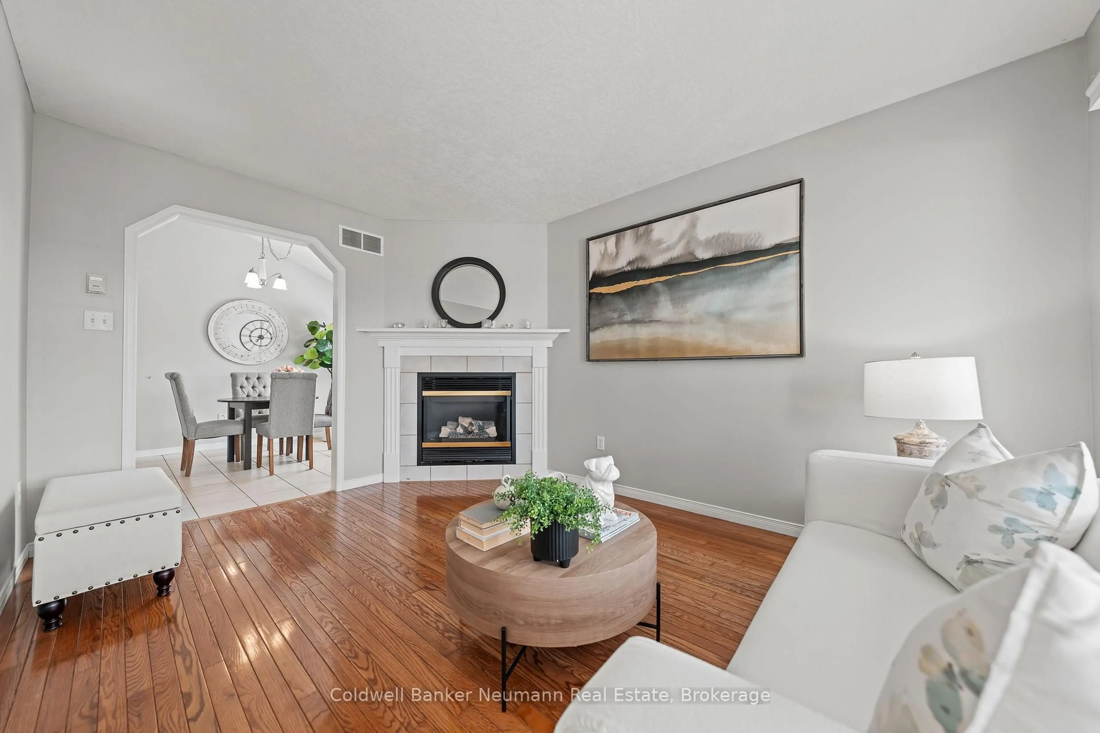 Living room with furniture, unknown for 28 Bronwyn Pl, Guelph Ontario N1K 1X1