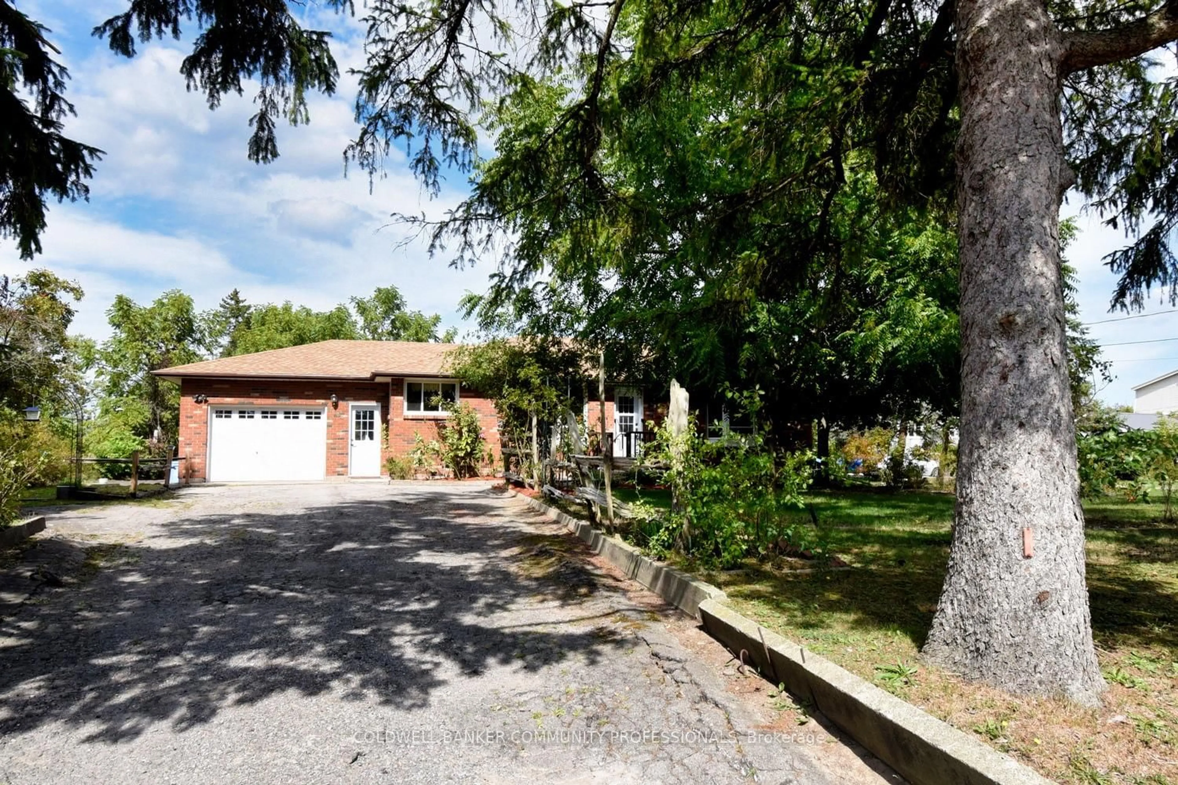A pic from outside/outdoor area/front of a property/back of a property/a pic from drone, street for 1164 Golf Club Rd, Hamilton Ontario L0R 1P0