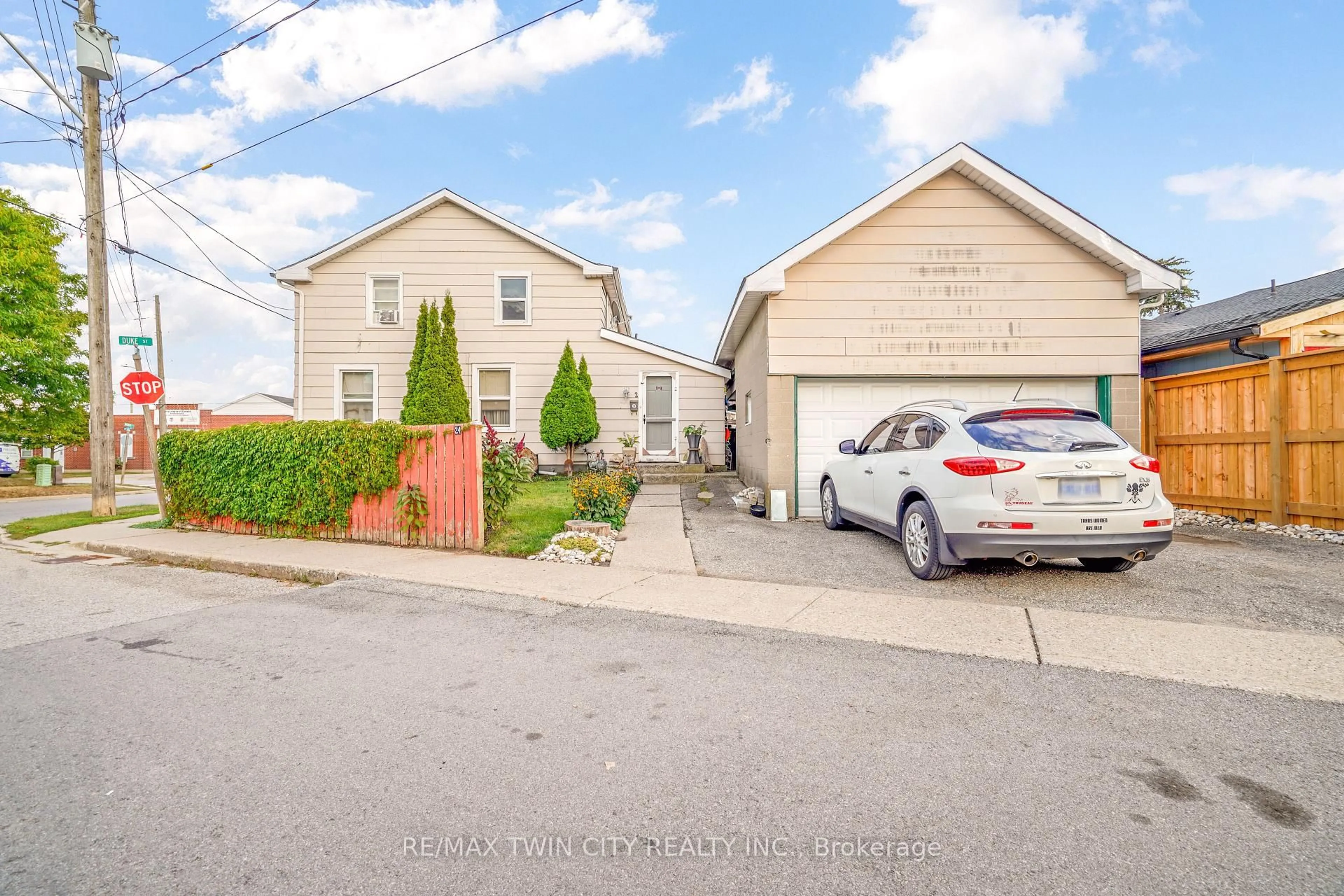 A pic from outside/outdoor area/front of a property/back of a property/a pic from drone, street for 24 Duke St, Brantford Ontario N3T 3T4