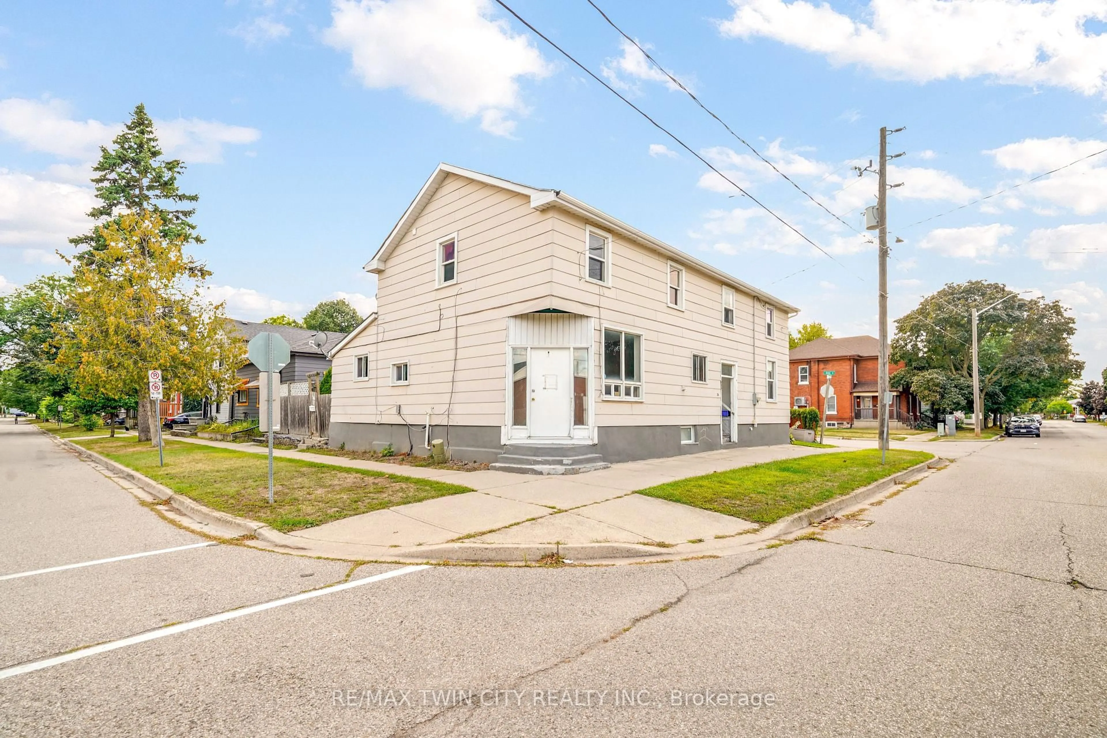 A pic from outside/outdoor area/front of a property/back of a property/a pic from drone, street for 24 Duke St, Brantford Ontario N3T 3T4