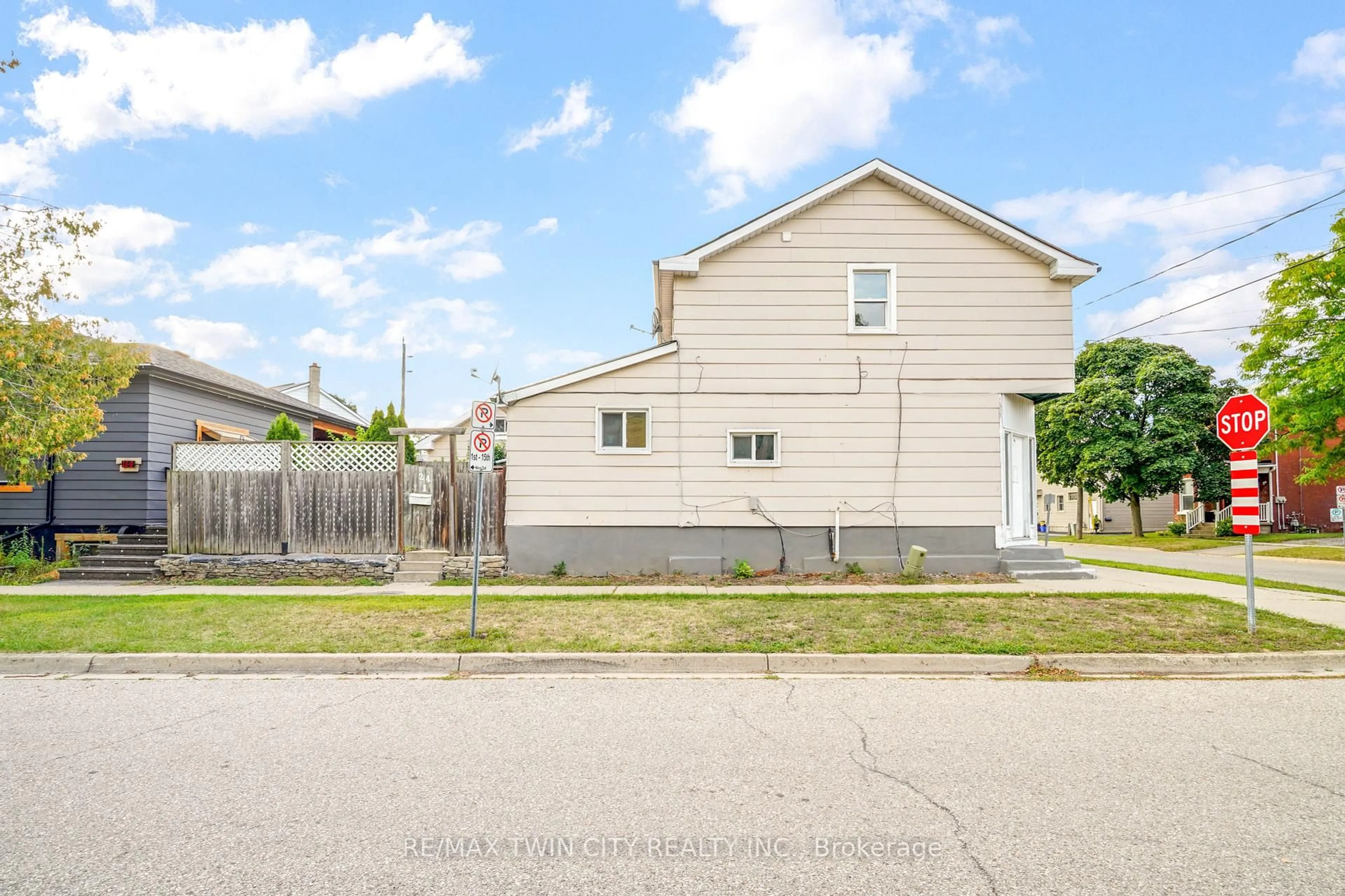 A pic from outside/outdoor area/front of a property/back of a property/a pic from drone, street for 24 Duke St, Brantford Ontario N3T 3T4