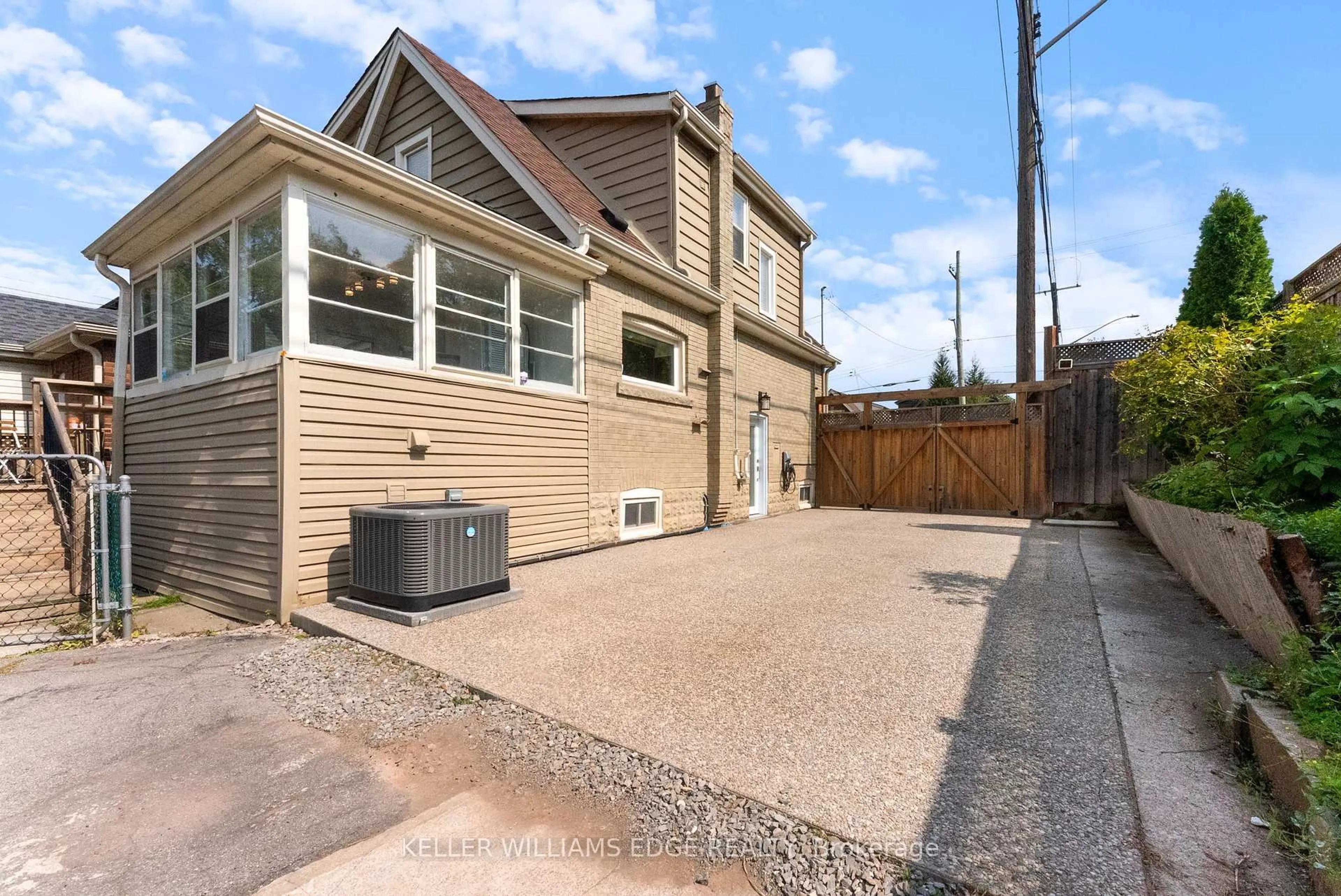 Home with vinyl exterior material, street for 312 Wexford Ave, Hamilton Ontario L8K 2P3