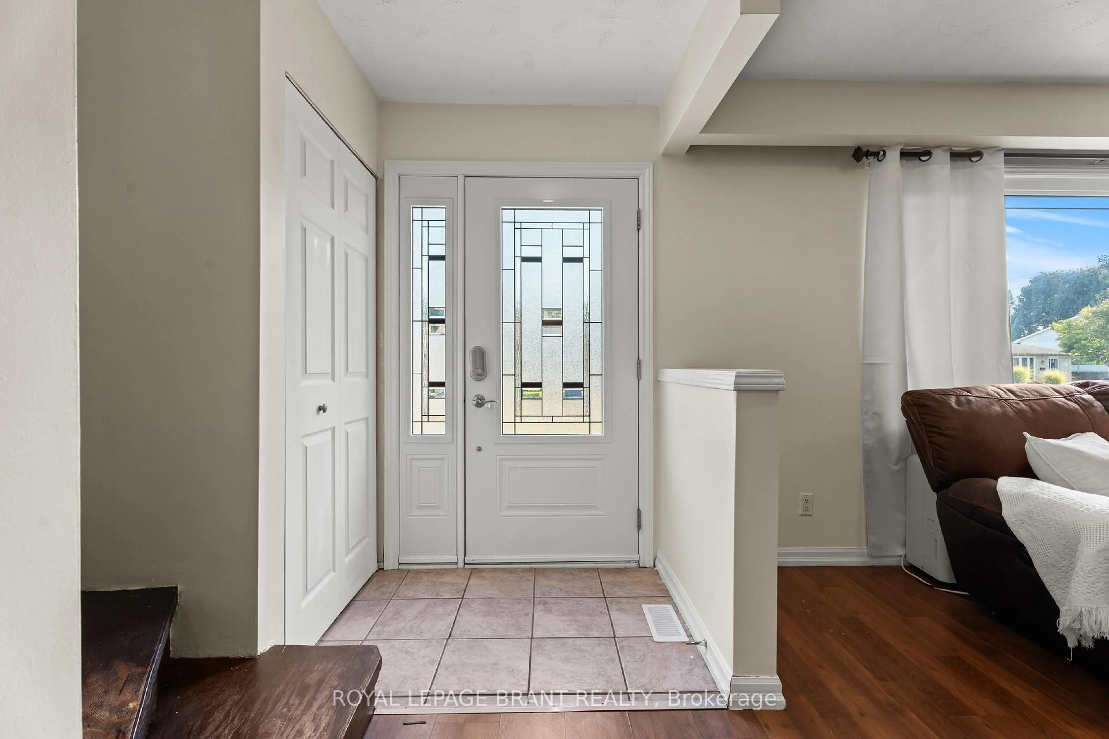 Indoor entryway for 46 Westchester Way, Brantford Ontario N3R 6W6