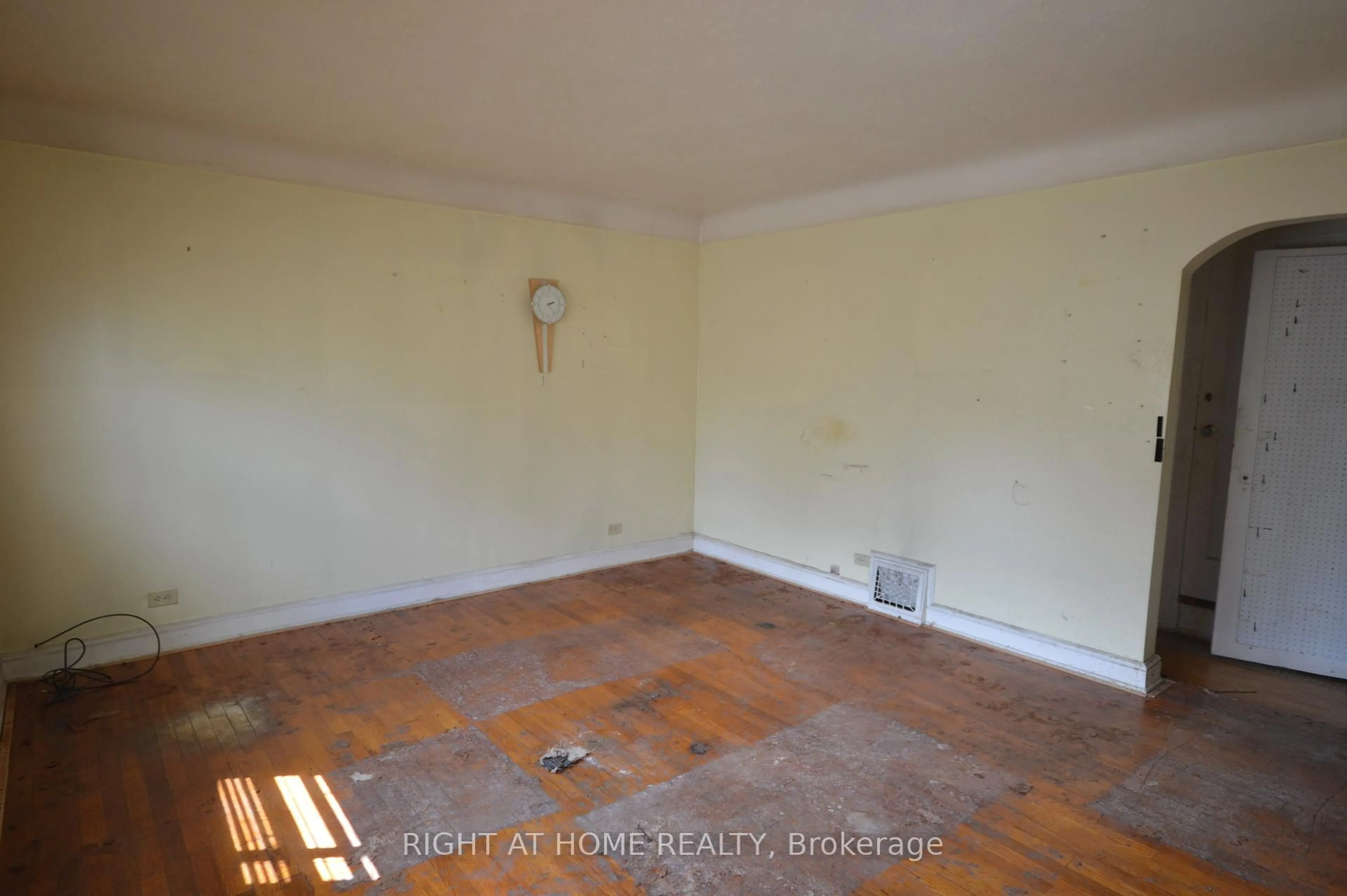 A pic of a room for 1241 Collins Ave, Ottawa Ontario K1V 6C9