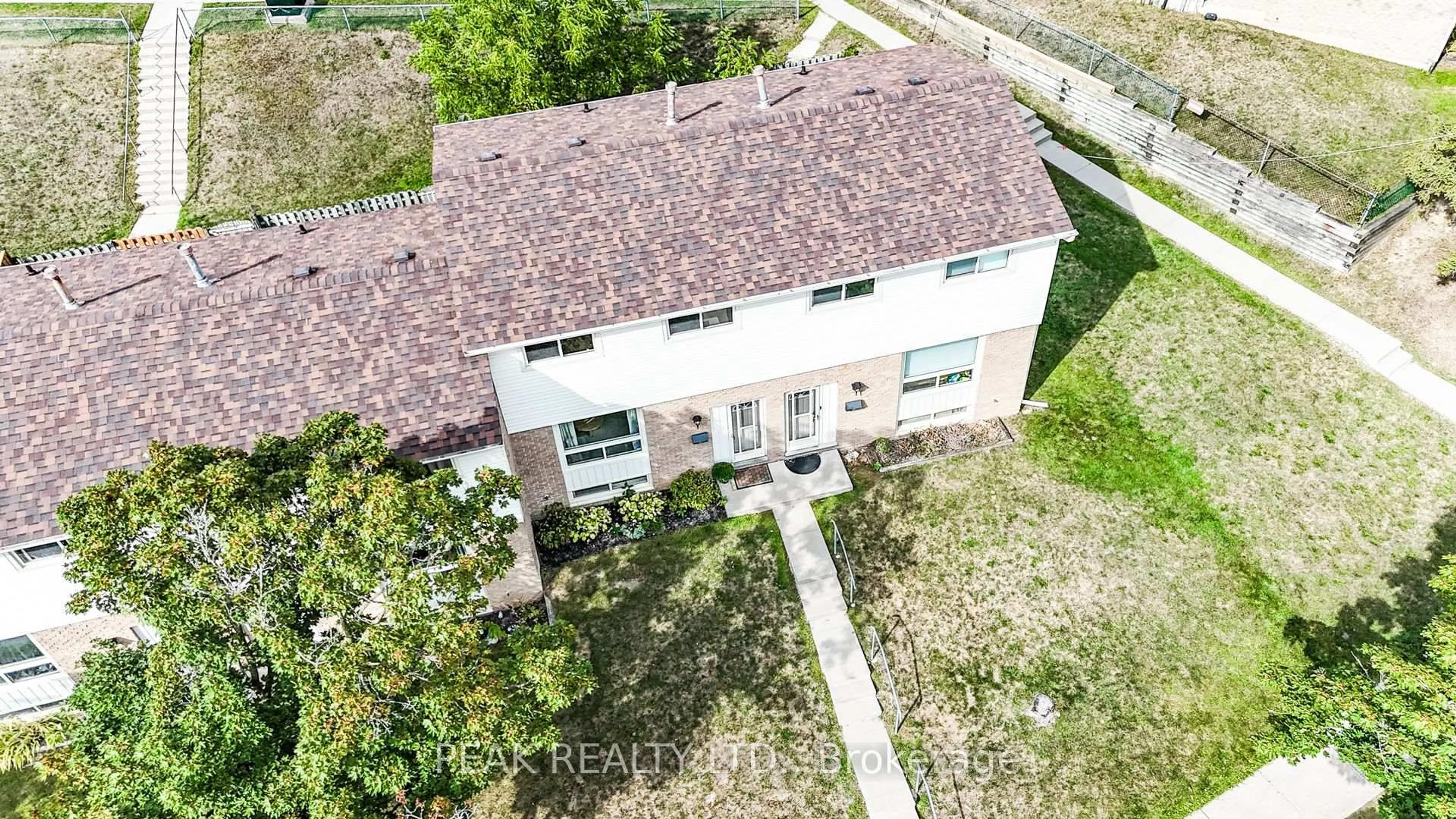 A pic from outside/outdoor area/front of a property/back of a property/a pic from drone, building for 165 Green Valley Dr #31, Kitchener Ontario N2P 1K3