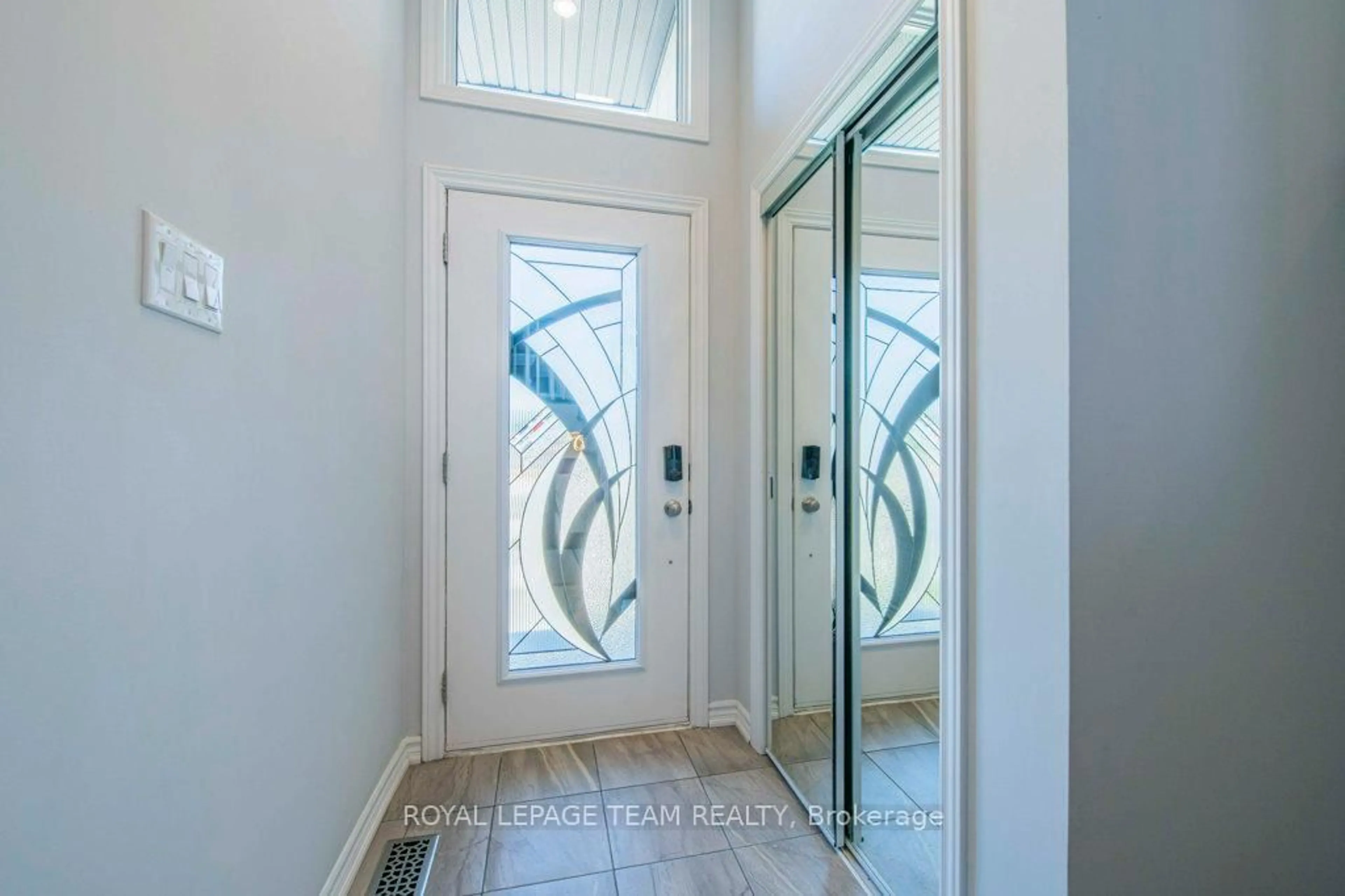 Indoor entryway for 1448 Hemlock Rd, Ottawa Ontario K1K 4Z8