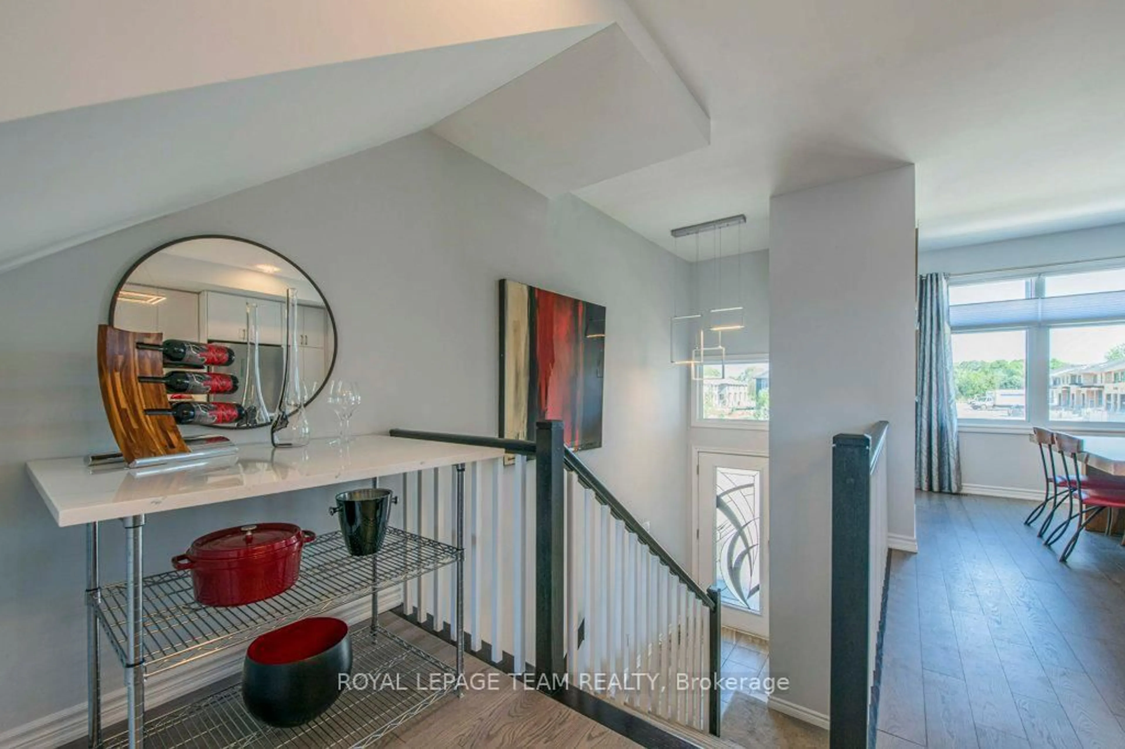 Indoor entryway for 1448 Hemlock Rd, Ottawa Ontario K1K 4Z8