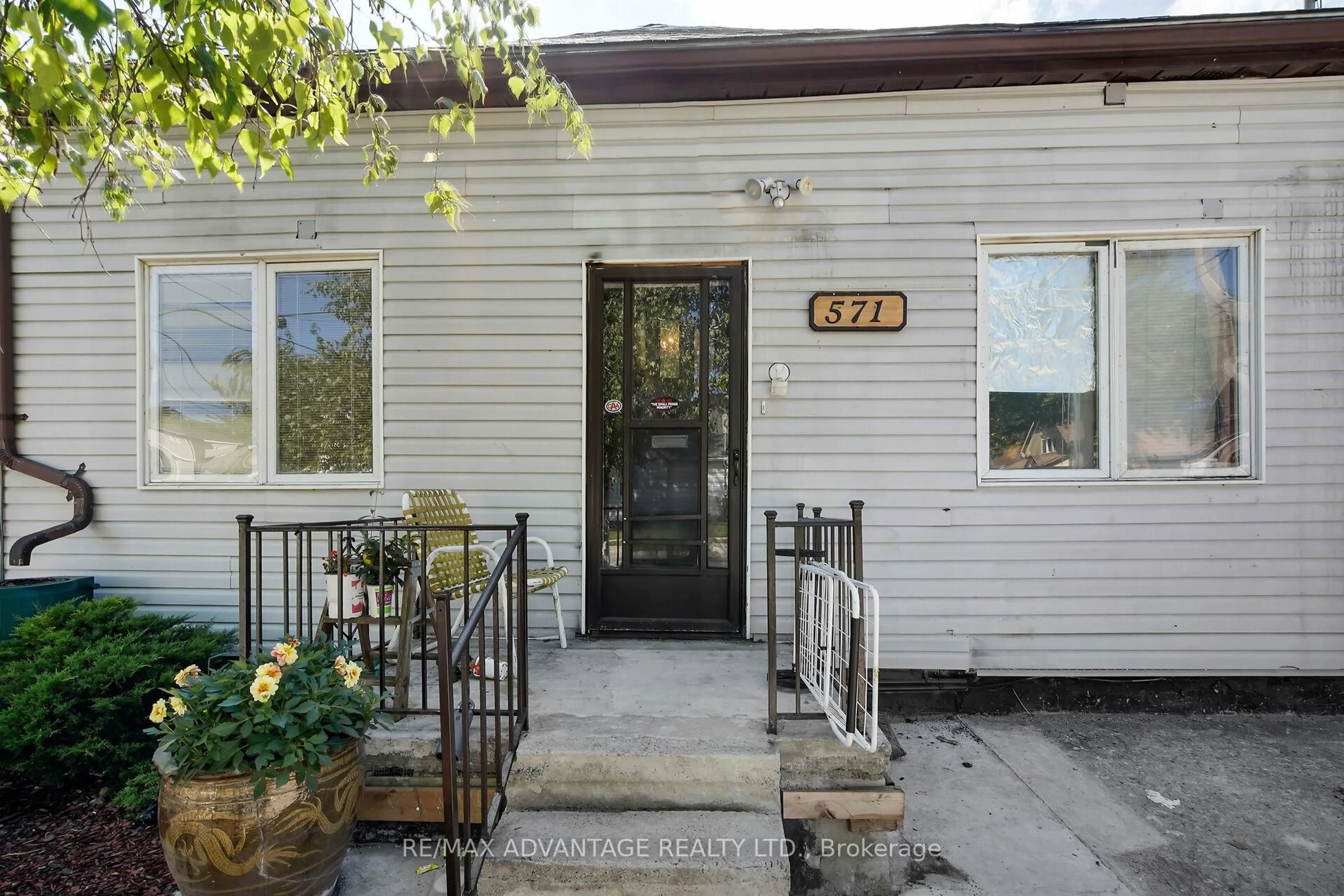 Unknown for 571 Elizabeth St, London East Ontario N5W 3S5