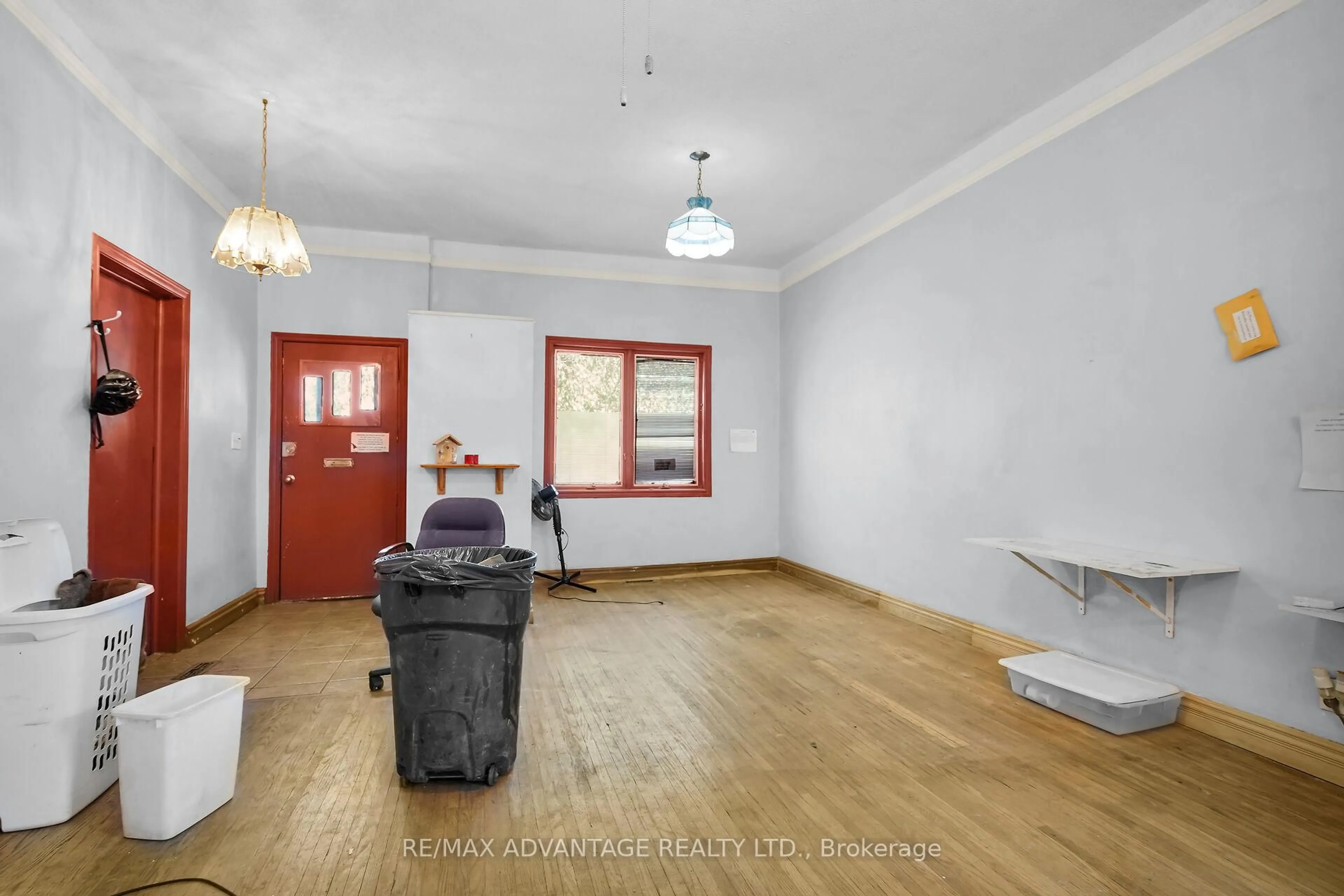 Indoor foyer for 571 Elizabeth St, London East Ontario N5W 3S5