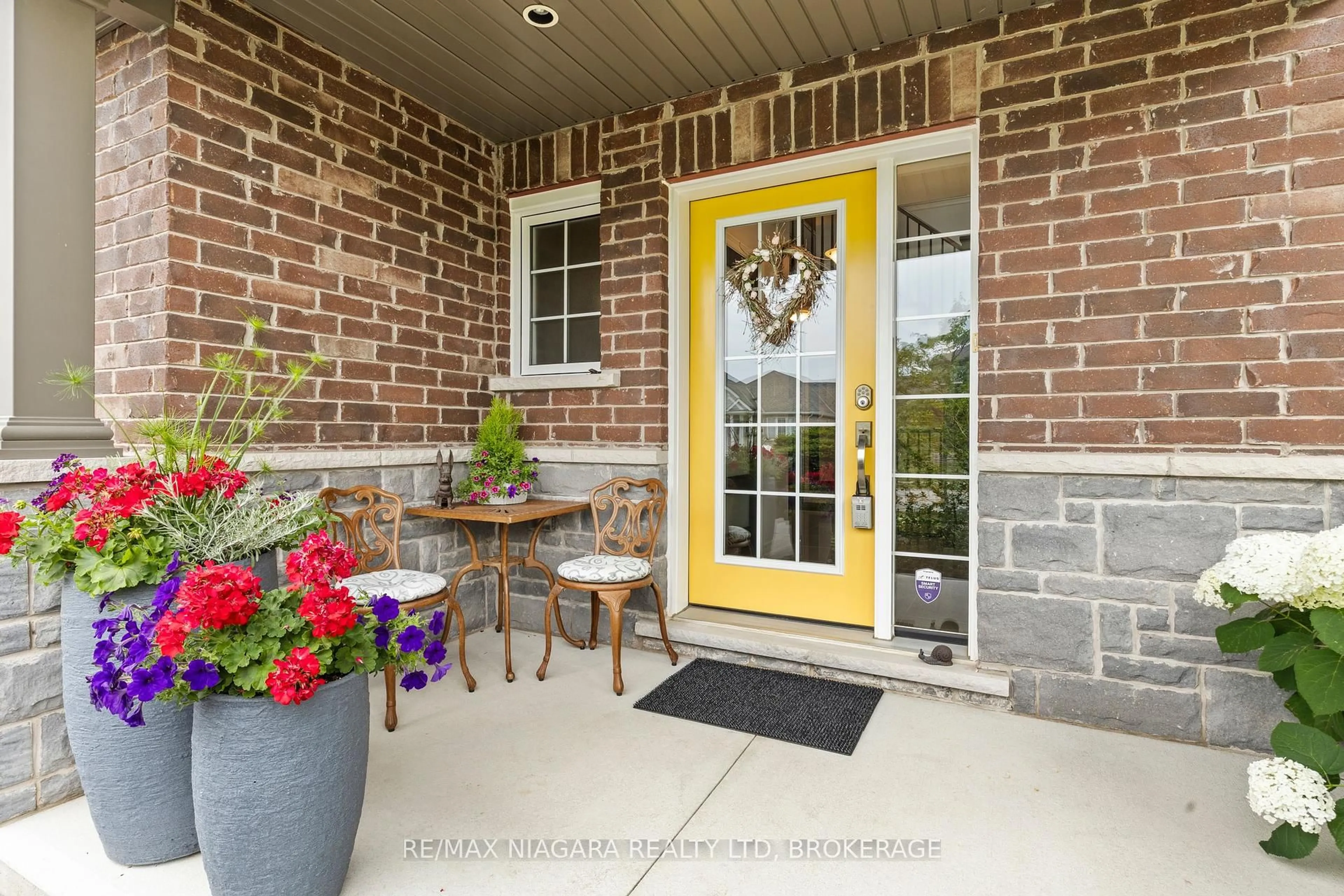 Indoor entryway for 5799 Osprey Ave, Niagara Falls Ontario L2H 0G2