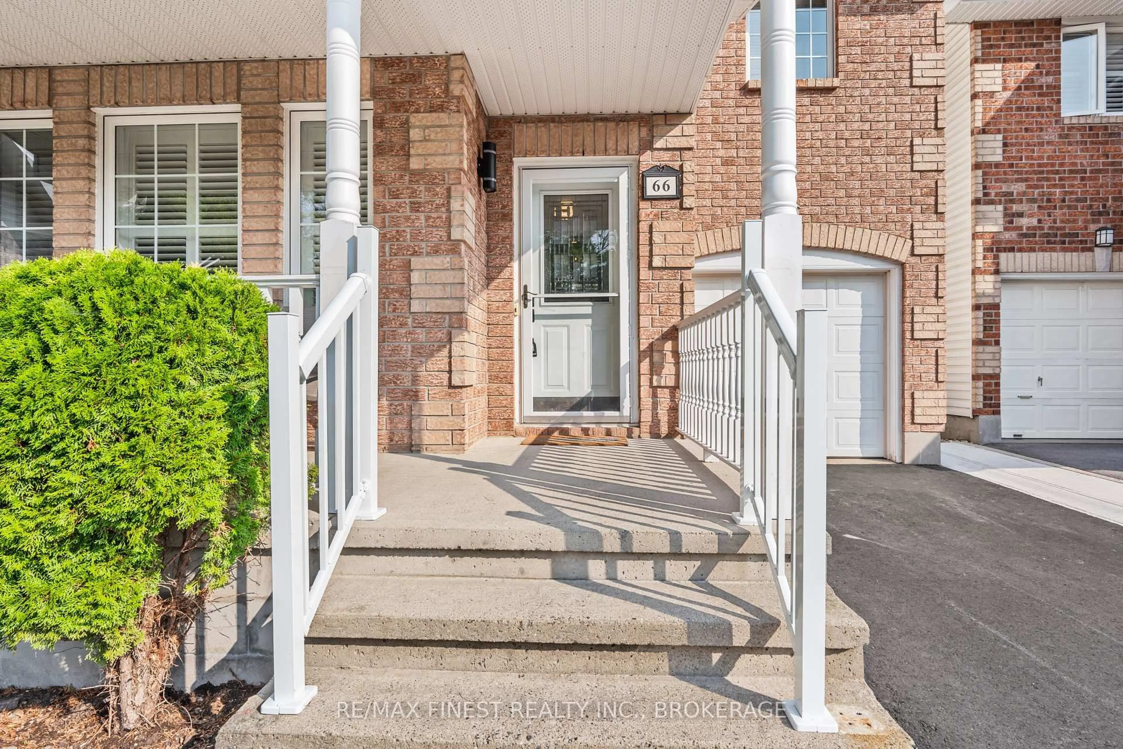 Indoor entryway for 66 Dalgleish Ave, Kingston Ontario K7K 7E1