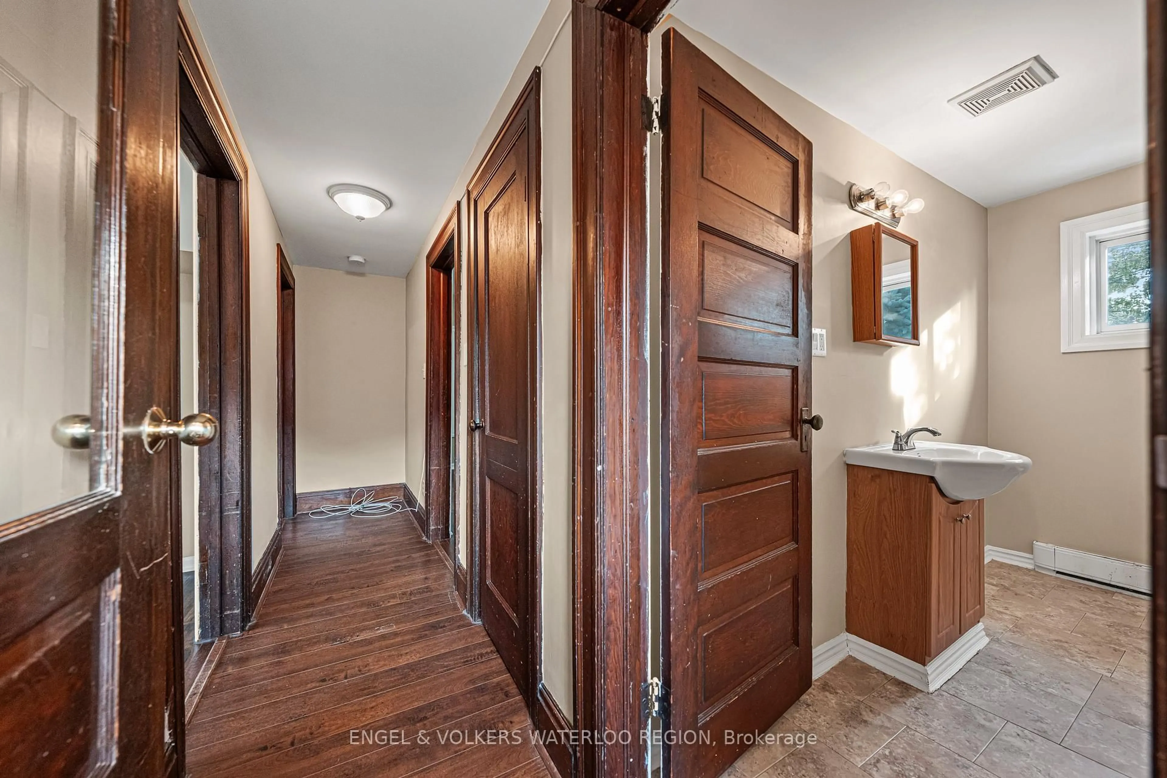 Indoor entryway for 854 William St, Cambridge Ontario N3H 3X1