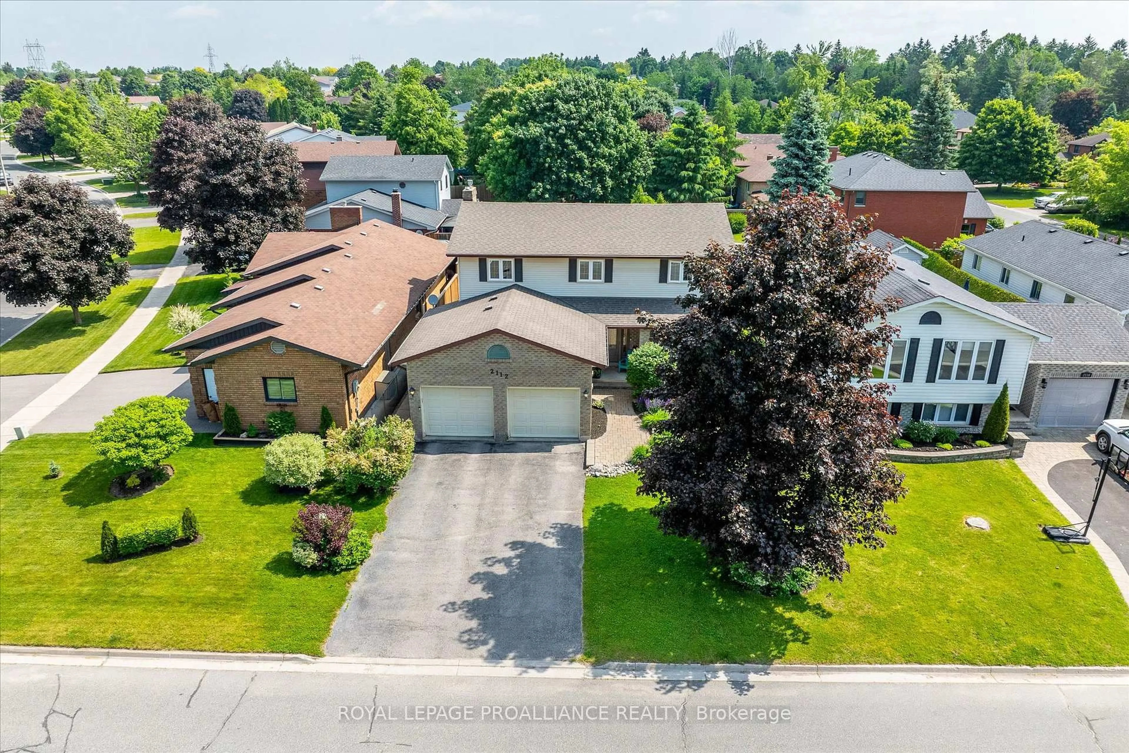 A pic from outside/outdoor area/front of a property/back of a property/a pic from drone, street for 2112 Lorraine Dr, Peterborough Ontario K9L 1X4