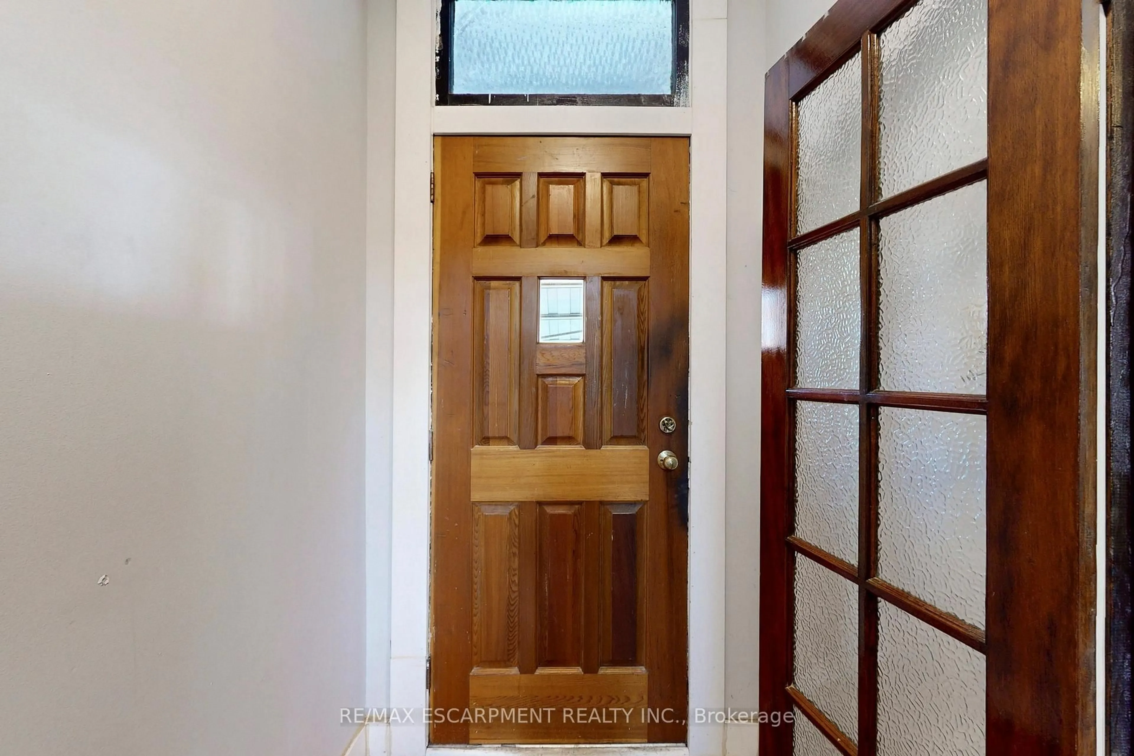 Indoor entryway for 206 Locke St, Hamilton Ontario L8R 3A9
