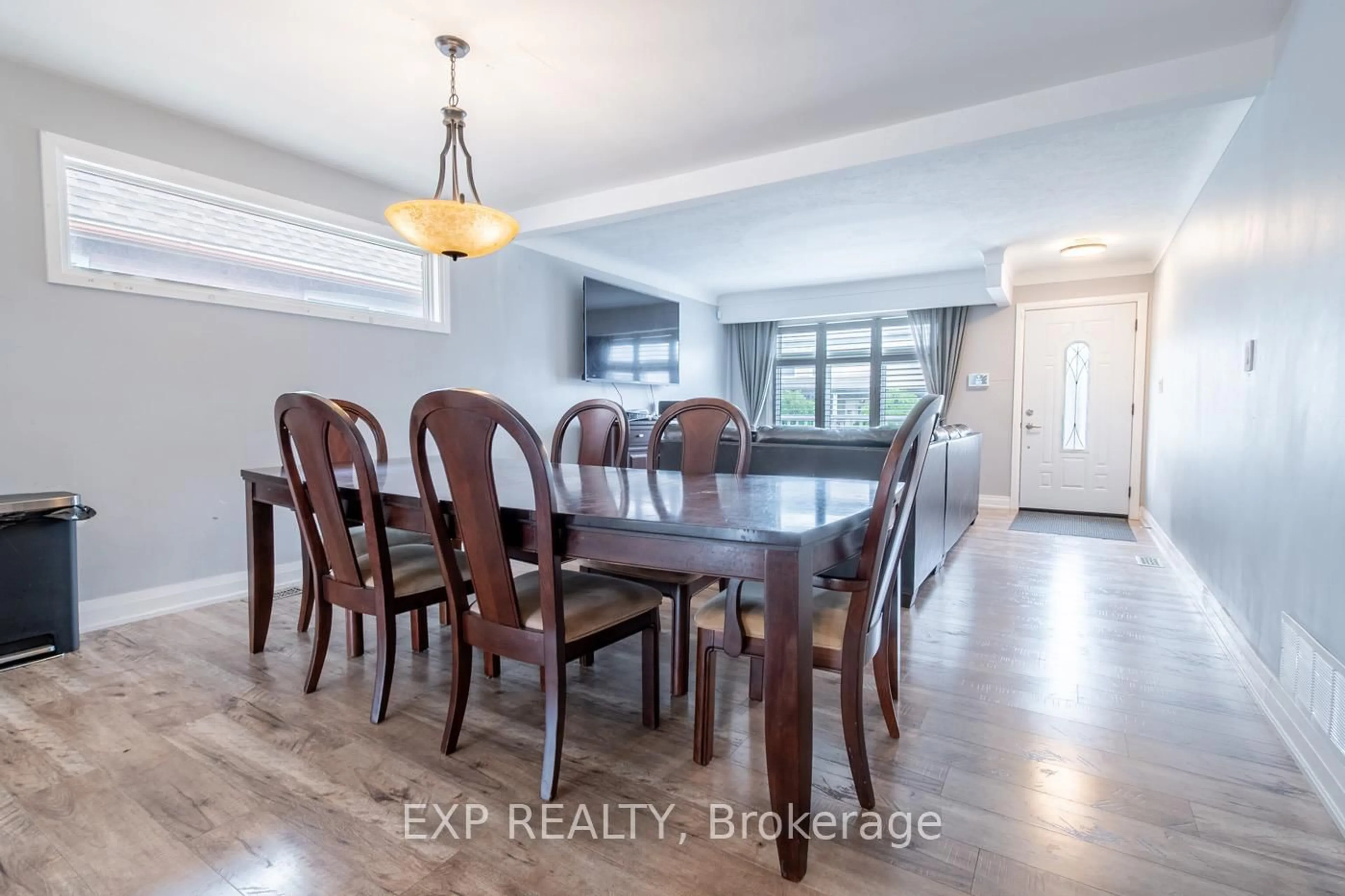 Dining room, wood/laminate floor for 11 Garden St, Thorold Ontario L2V 3H9