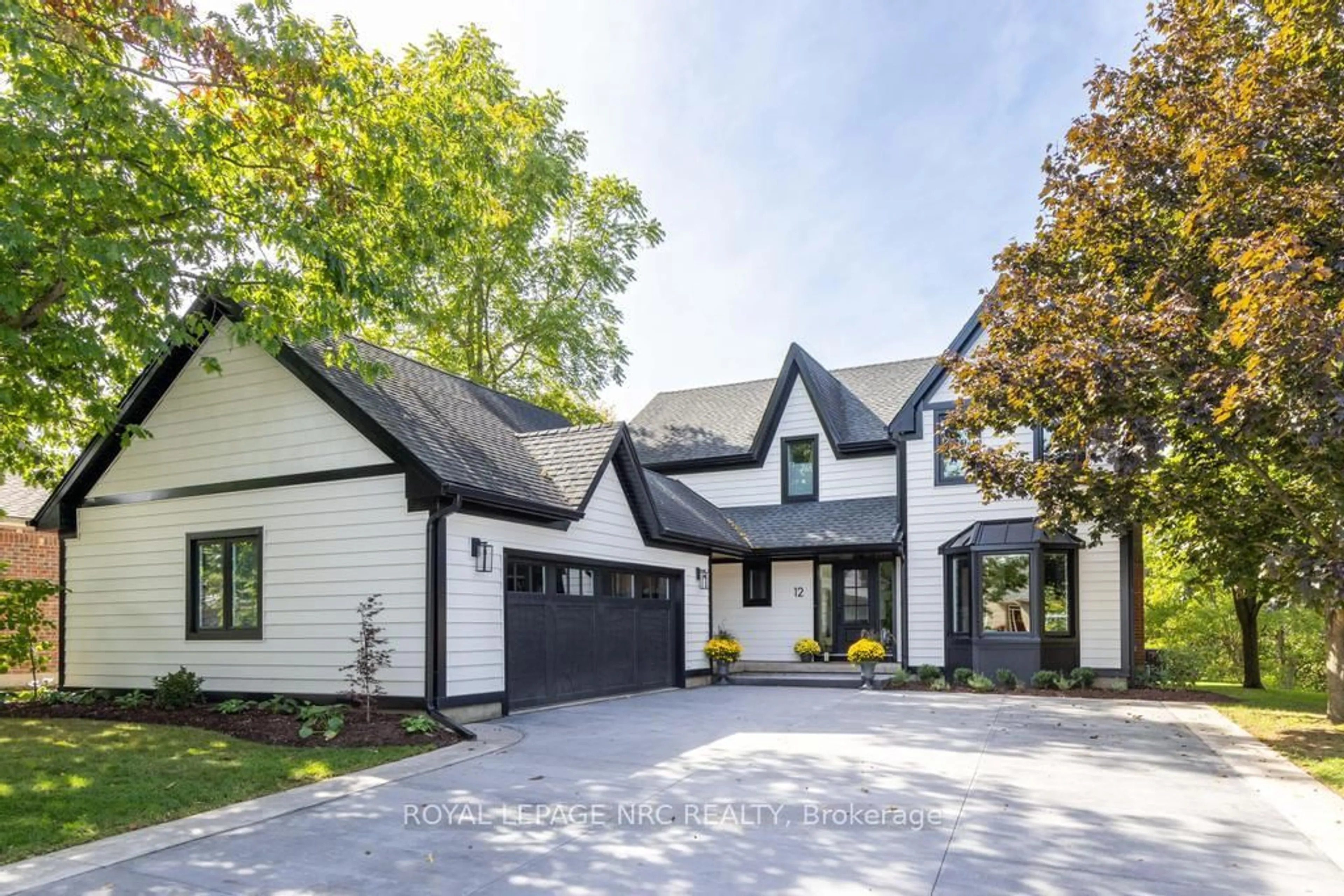 Home with vinyl exterior material, street for 12 Scottdale Crt, Pelham Ontario L0S 1E3