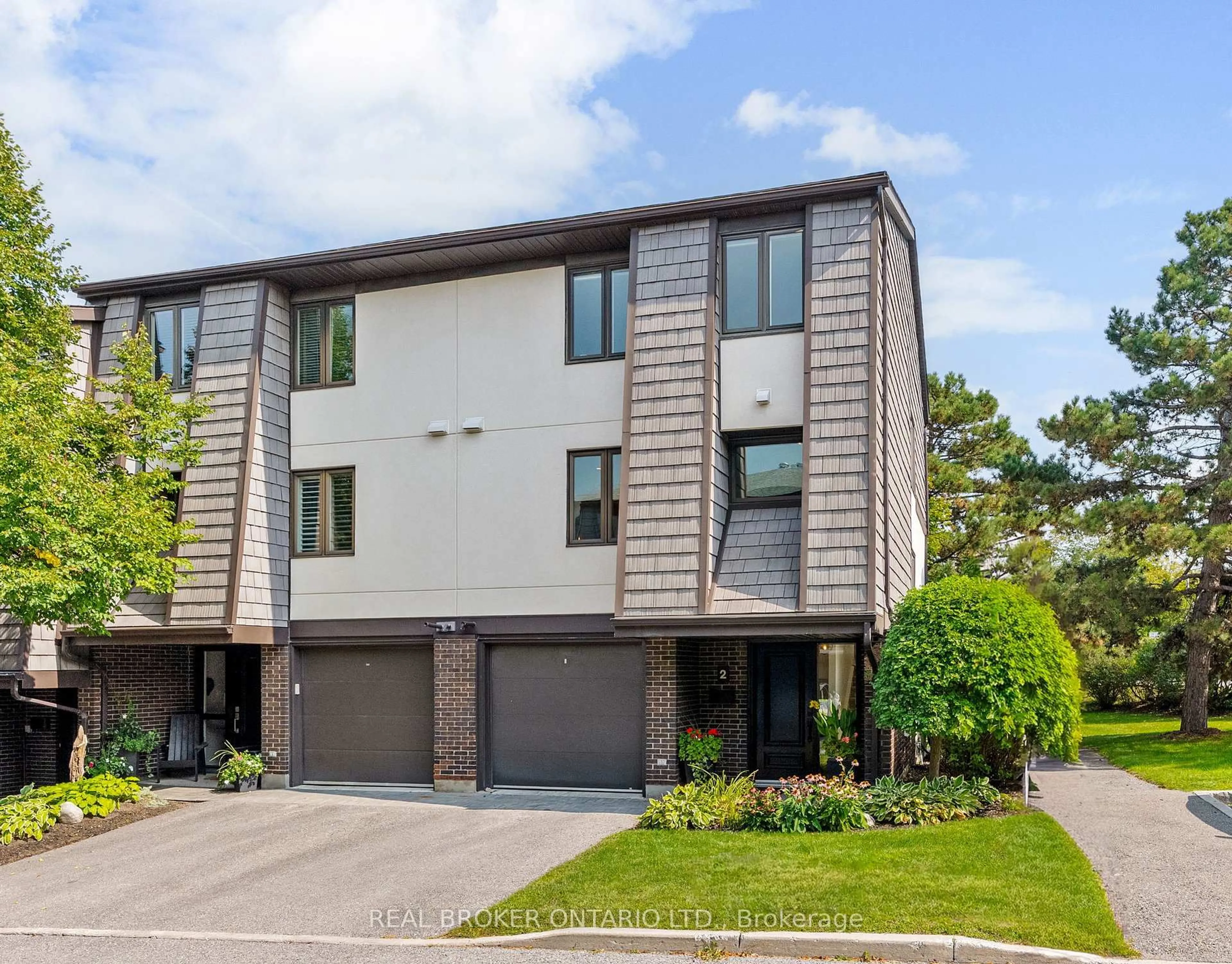 Home with vinyl exterior material, street for 655 Richmond Rd #2, Ottawa Ontario K2A 3Y3
