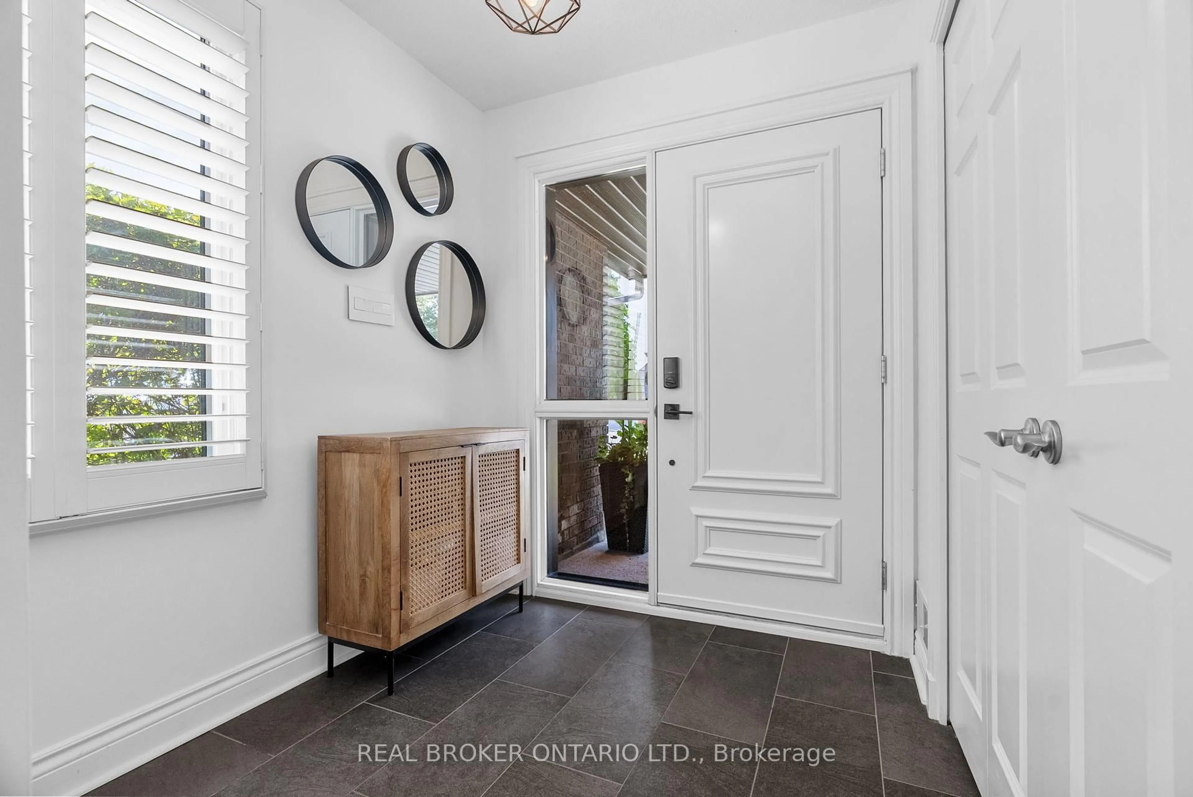 Indoor entryway for 655 Richmond Rd #2, Ottawa Ontario K2A 3Y3