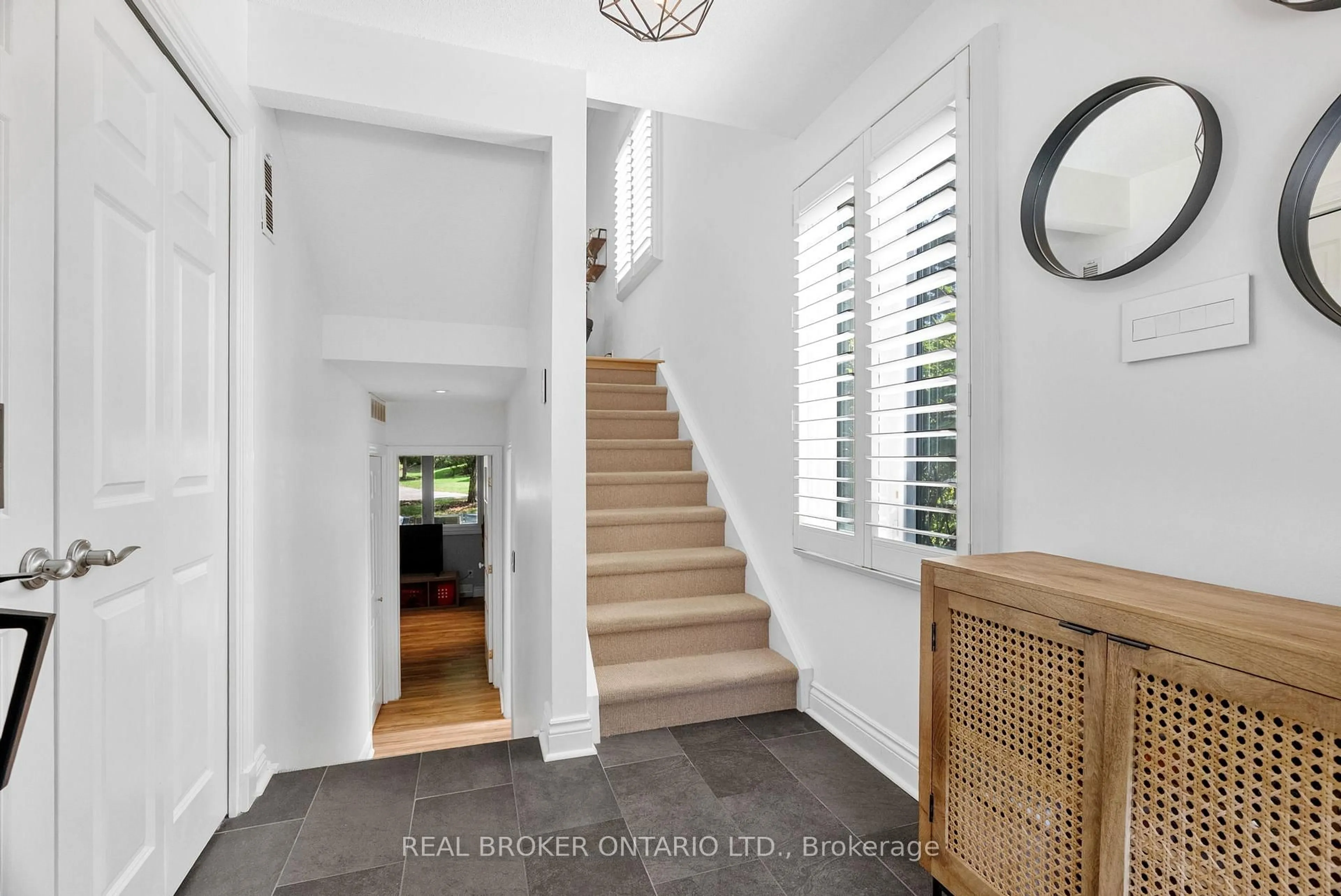 Indoor entryway for 655 Richmond Rd #2, Ottawa Ontario K2A 3Y3