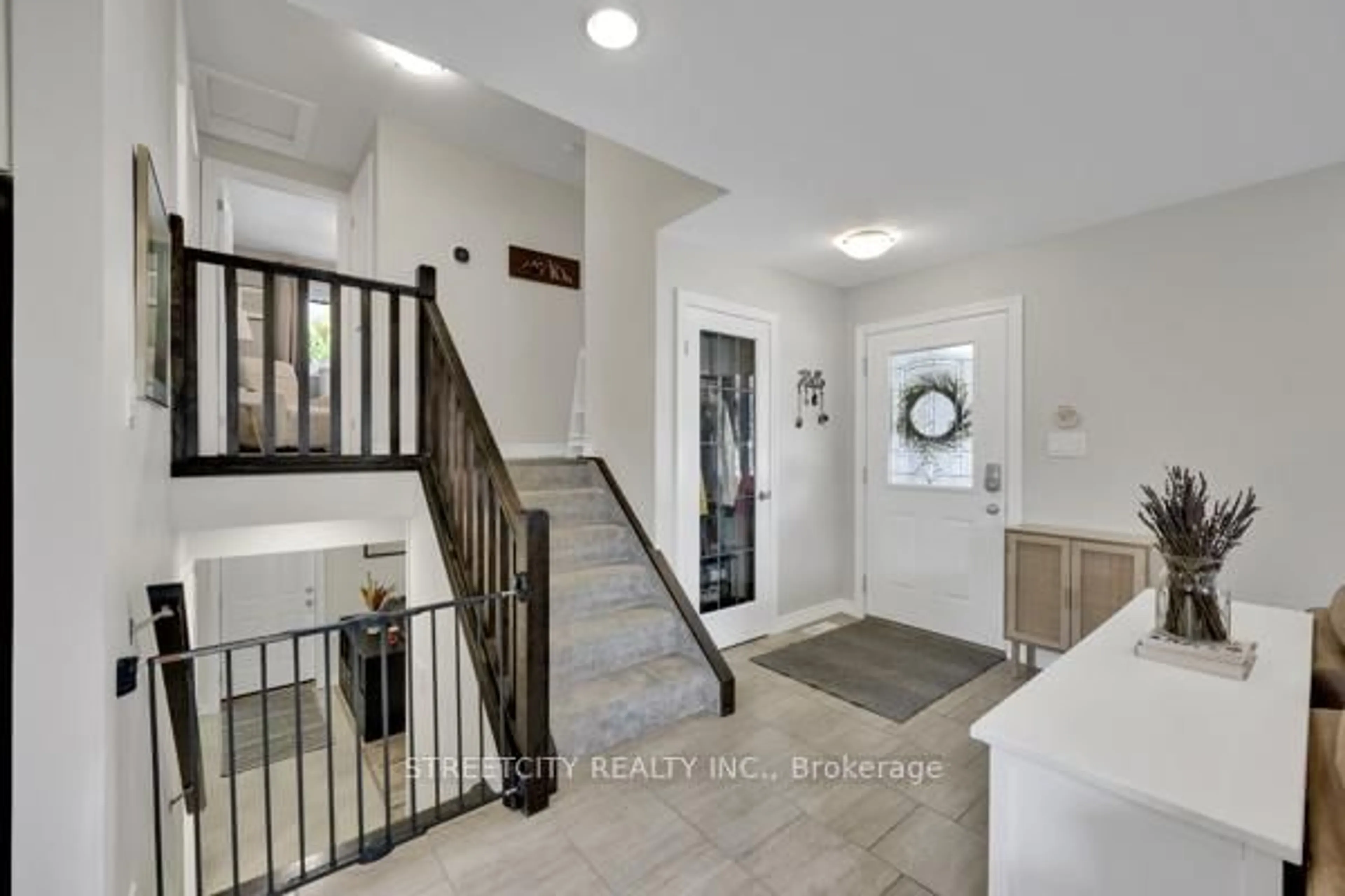 Indoor entryway for 82 Alayne Cres, London South Ontario N6E 2A3