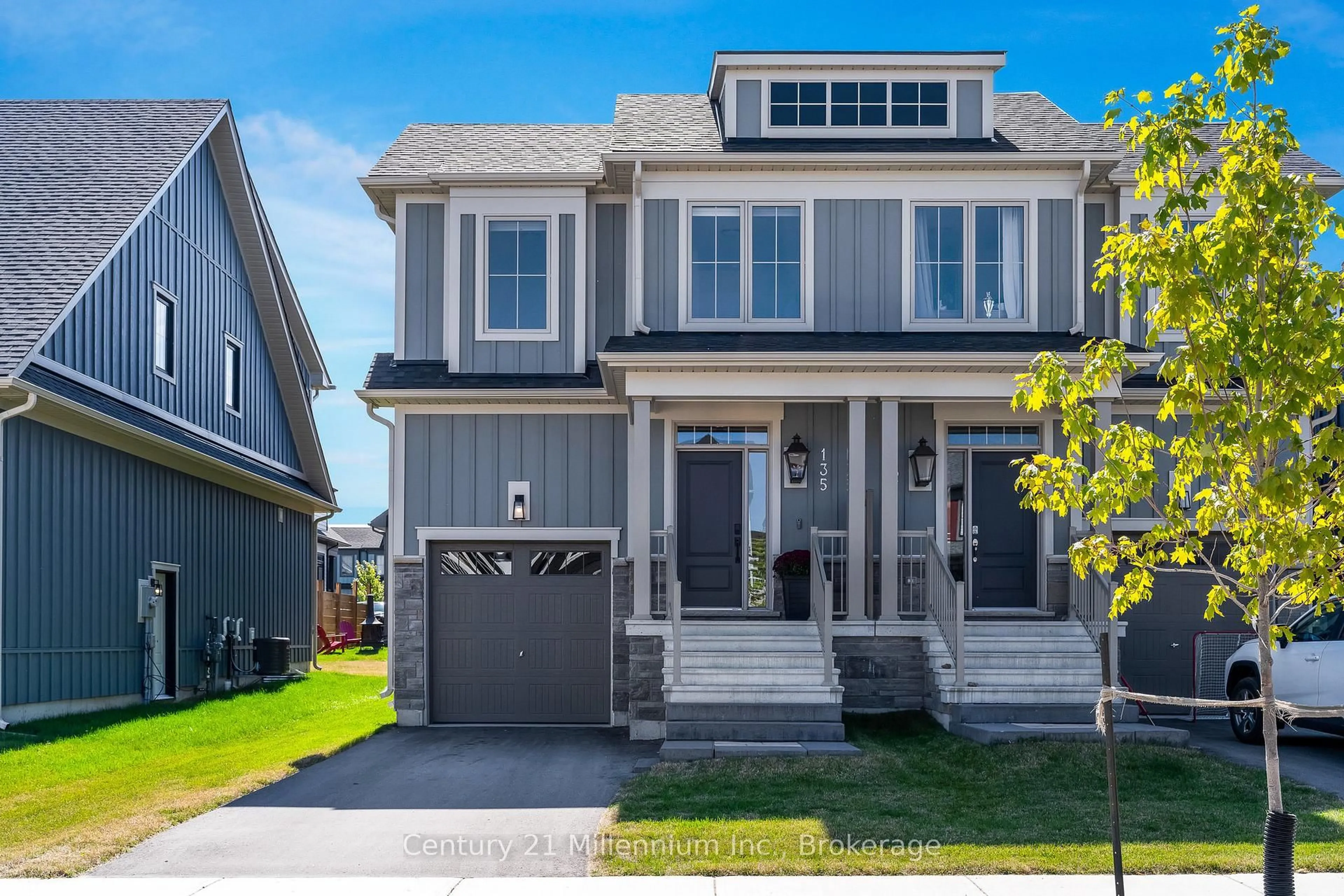 Home with vinyl exterior material, street for 135 Courtland St, Blue Mountains Ontario L9Y 0R4