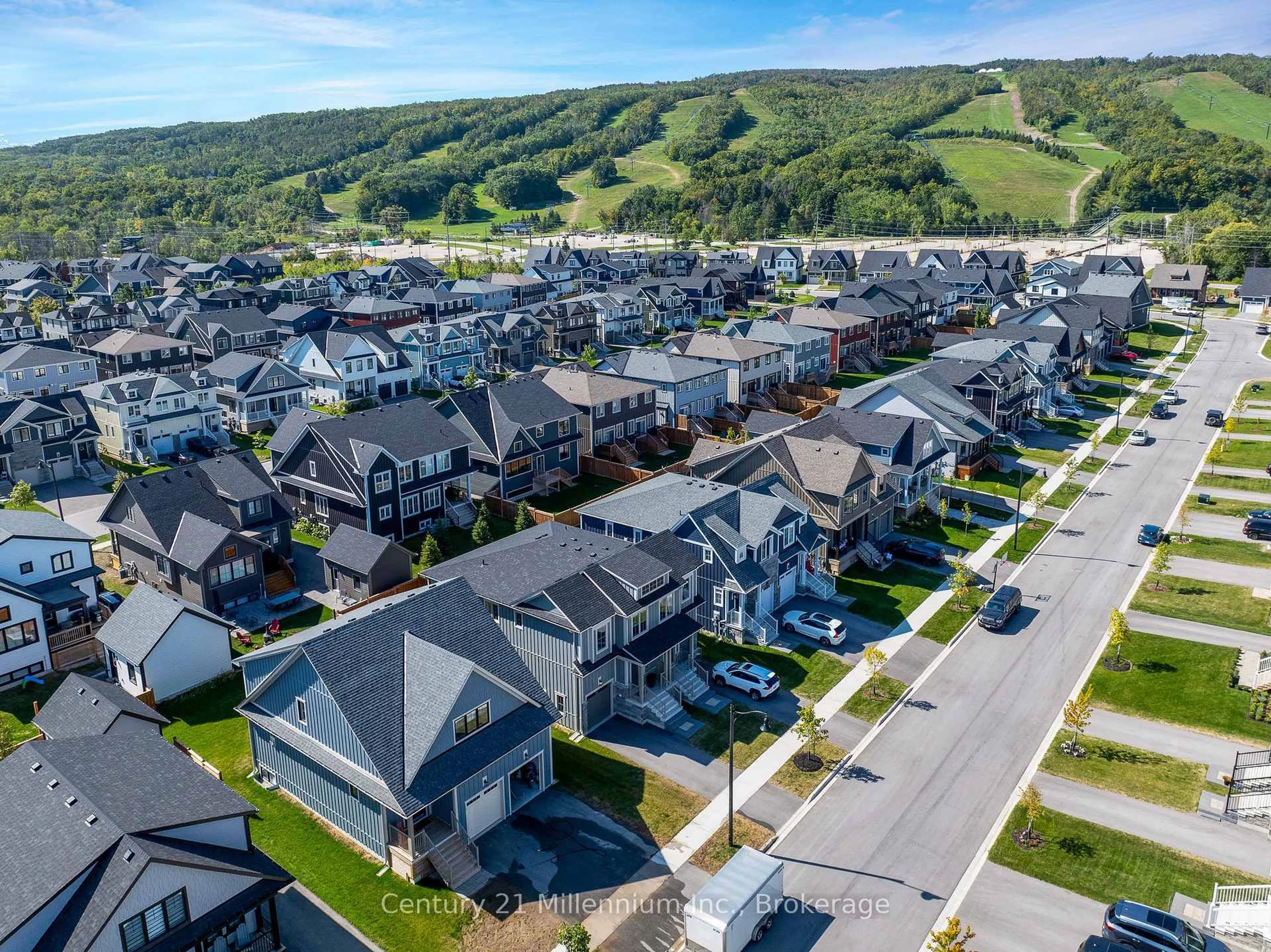 A pic from outside/outdoor area/front of a property/back of a property/a pic from drone, street for 135 Courtland St, Blue Mountains Ontario L9Y 0R4