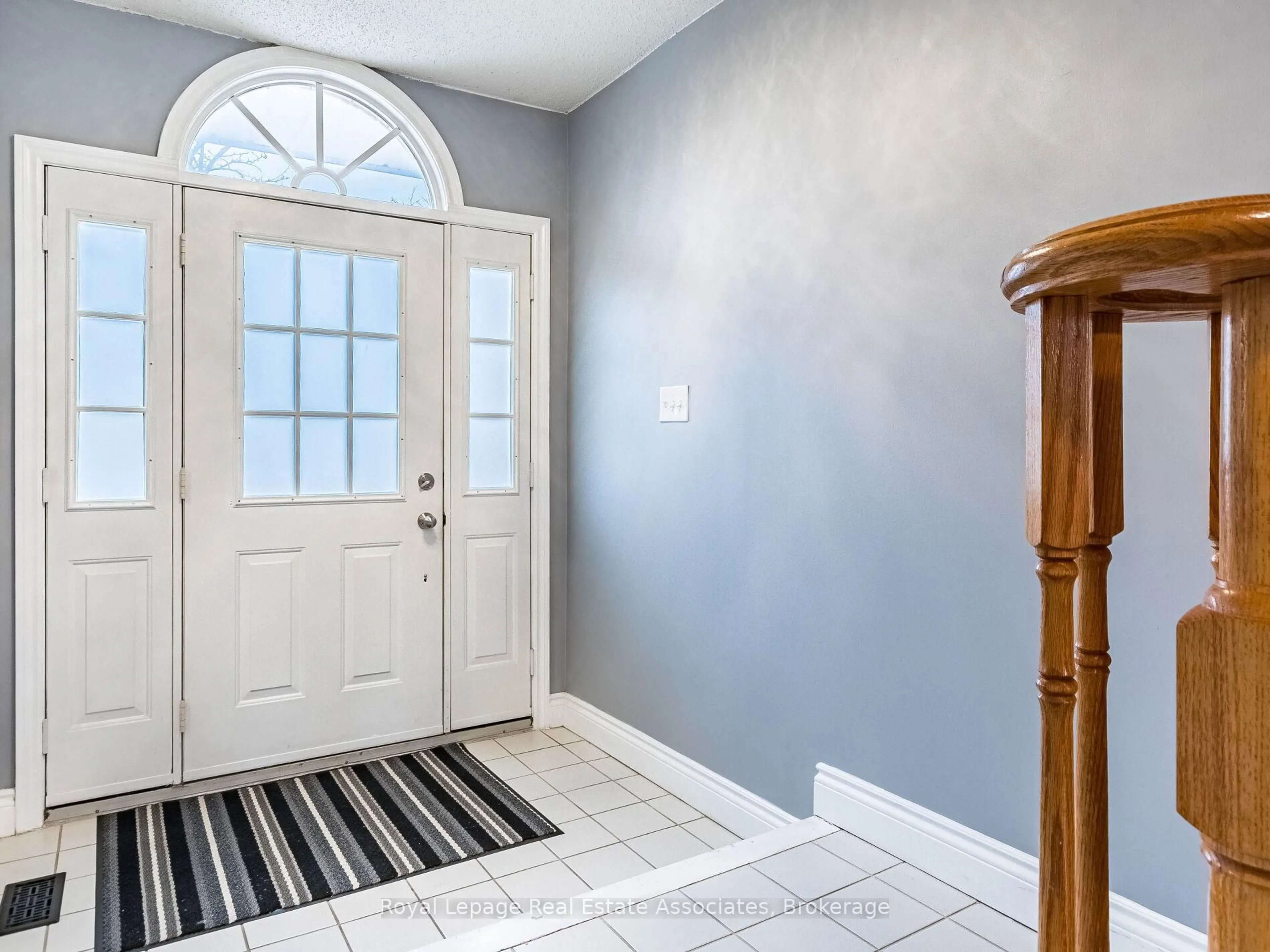 Indoor entryway for 310 Christopher Dr #8, Cambridge Ontario N1P 1B4