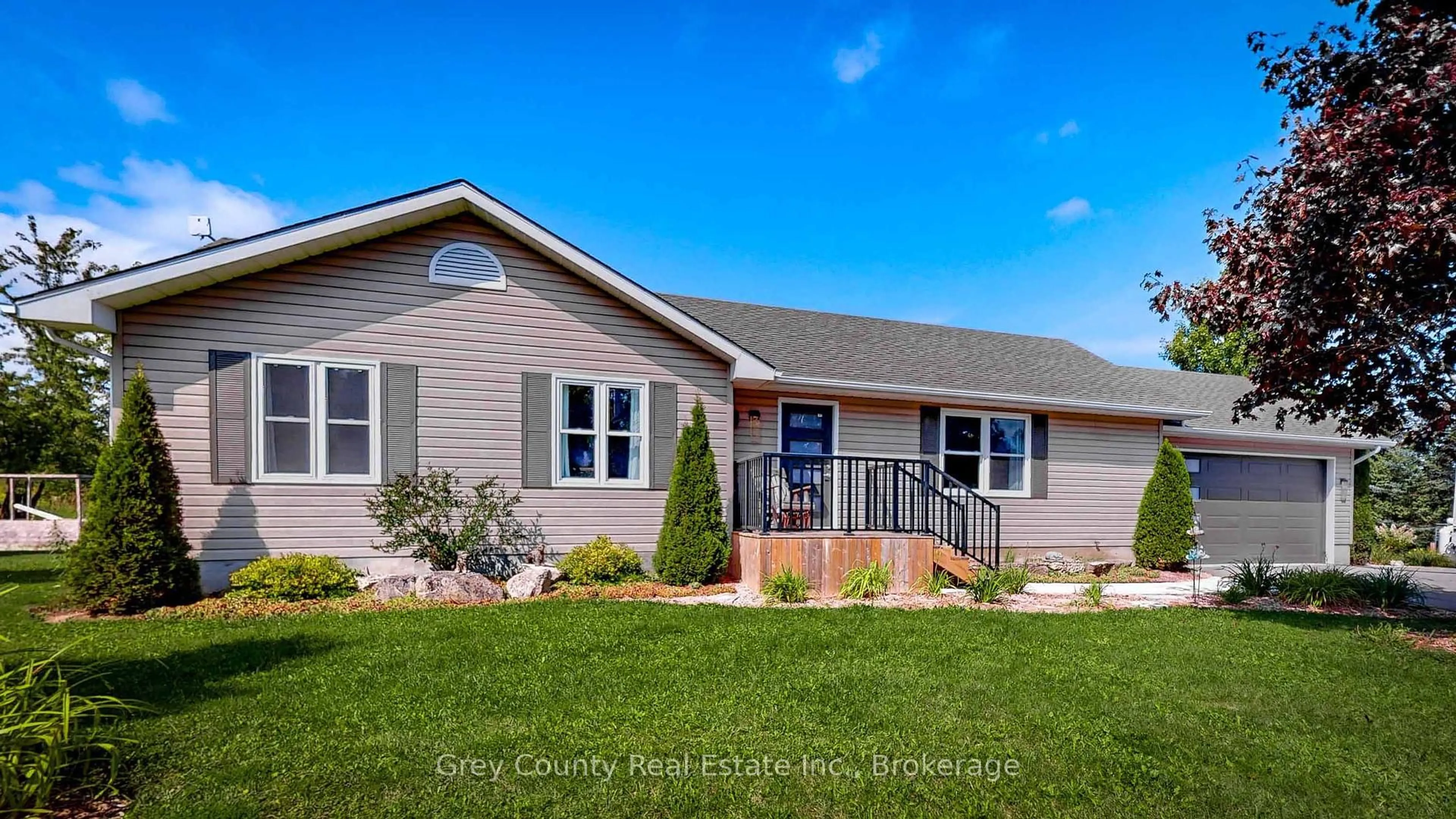 Home with vinyl exterior material, unknown for 428233 8th Concession A Concession, Grey Highlands Ontario N0C 1C0