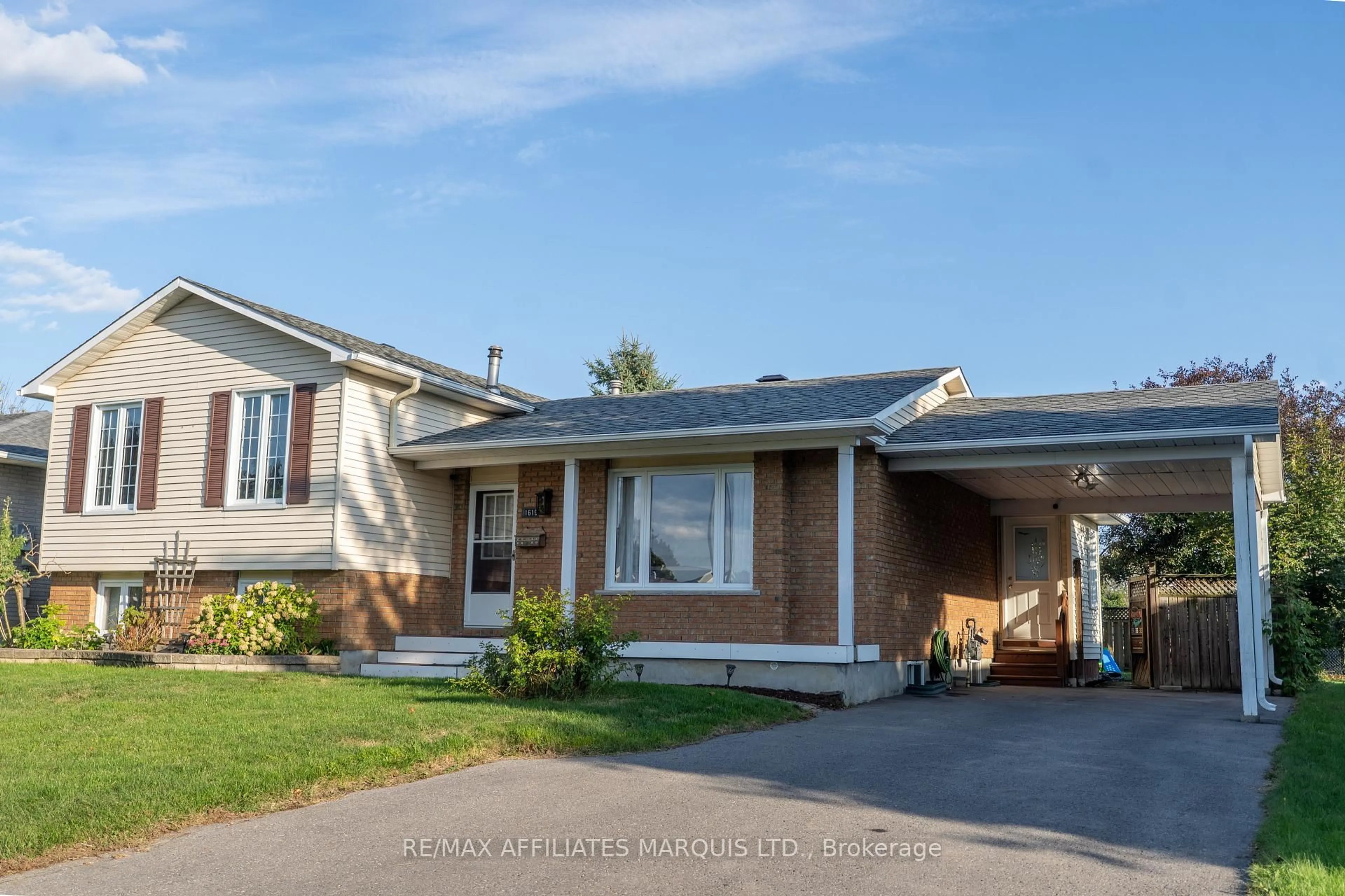 Home with vinyl exterior material, street for 1619 First St, Cornwall Ontario K6H 7A5