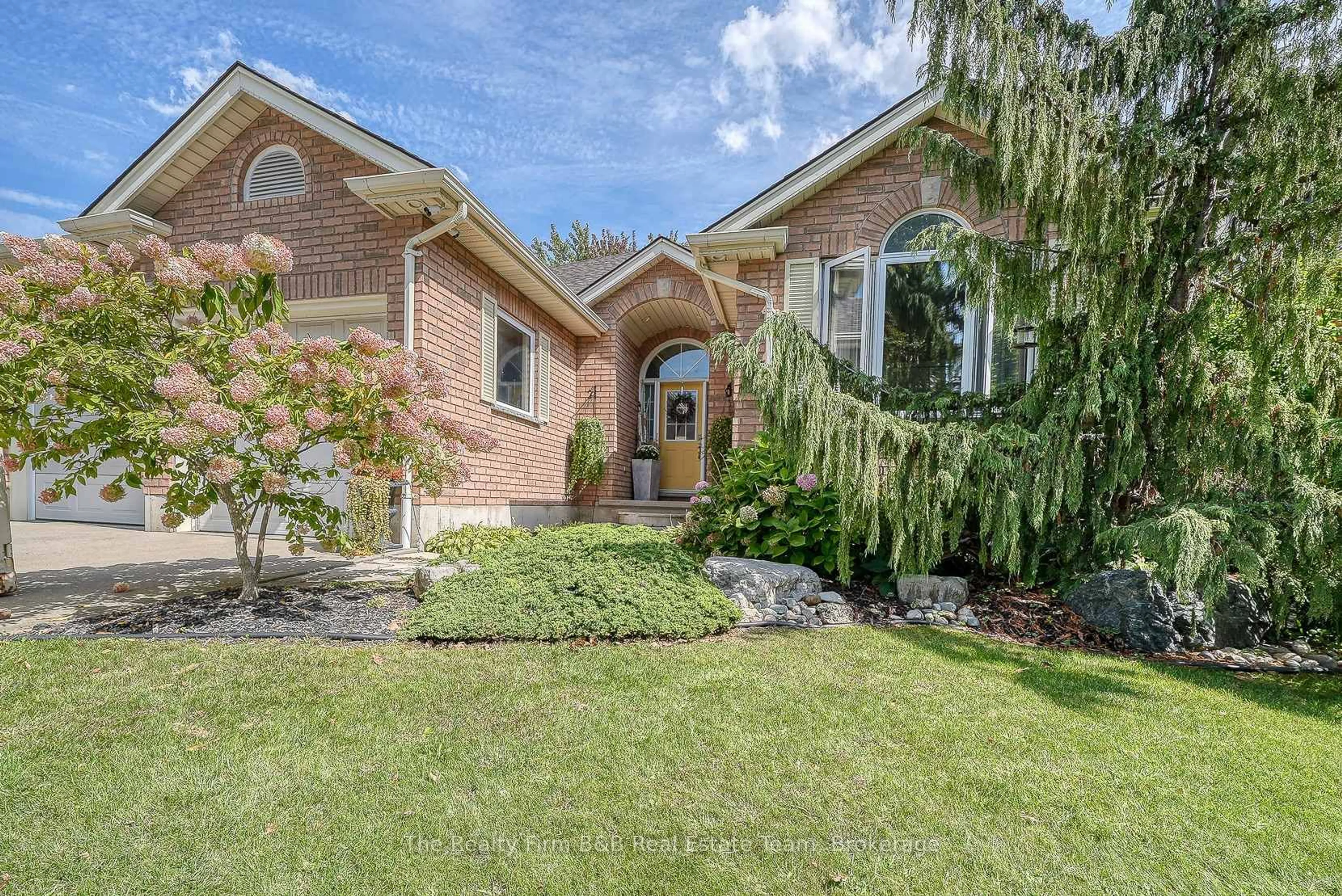 Home with brick exterior material, street for 504 Crestwood Crt, Woodstock Ontario N4T 1V3