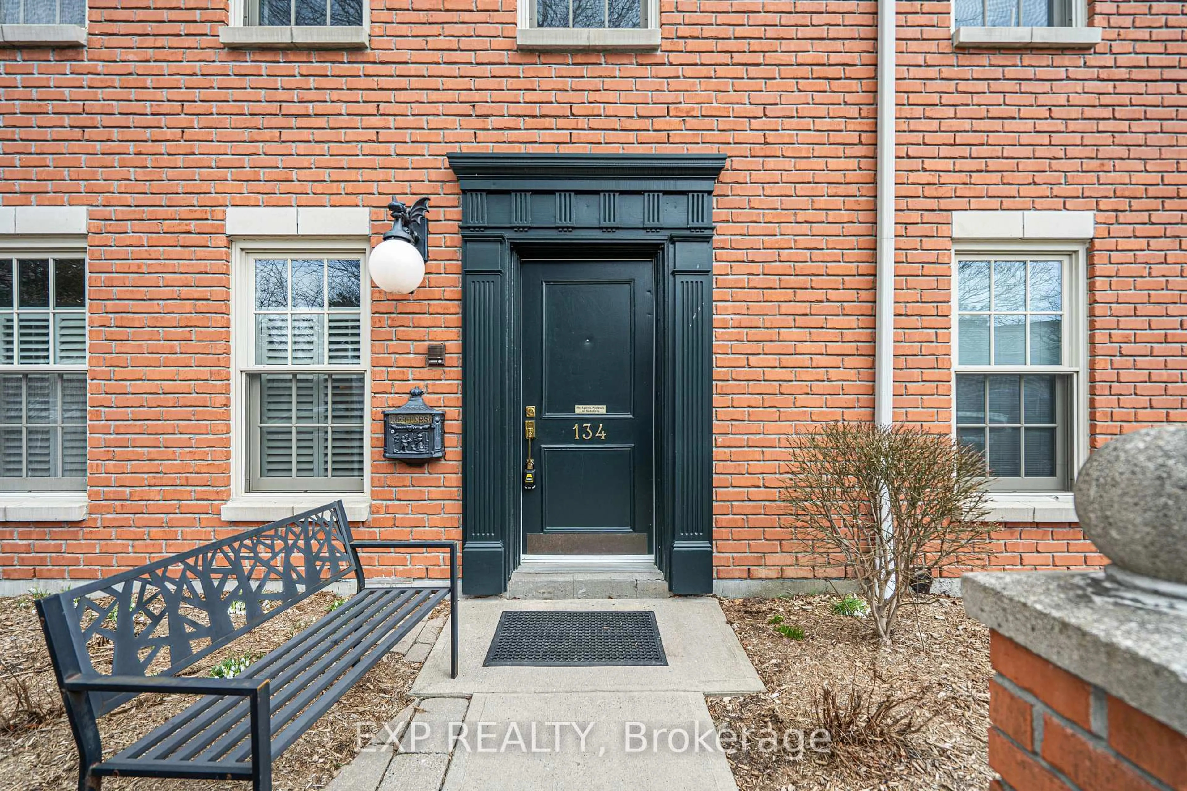 Indoor entryway for 134 Hibernia St, Cobourg Ontario K9A 3J8