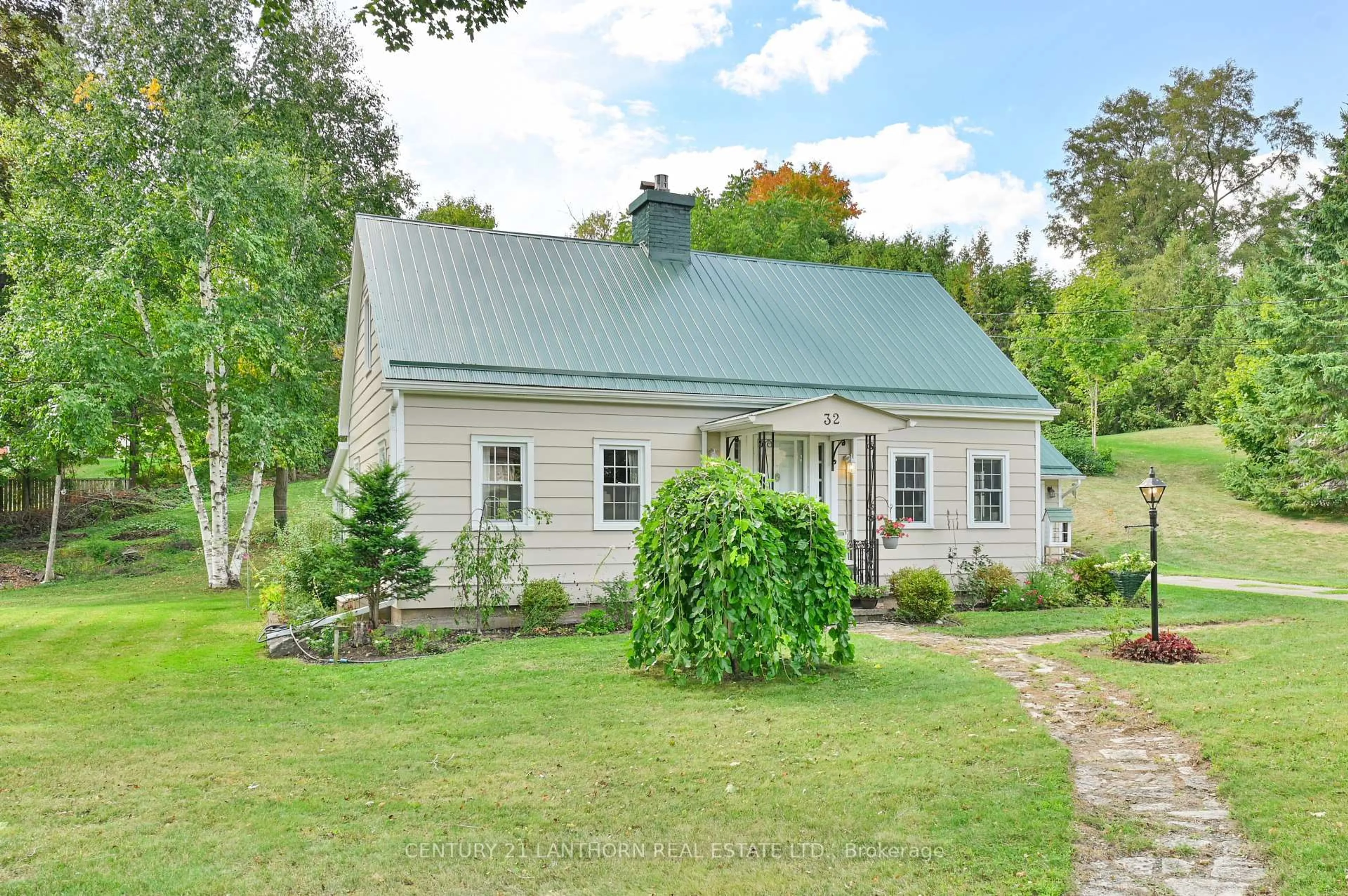 A pic from outside/outdoor area/front of a property/back of a property/a pic from drone, unknown for 32 Davidson St, Madoc Ontario K0K 2K0