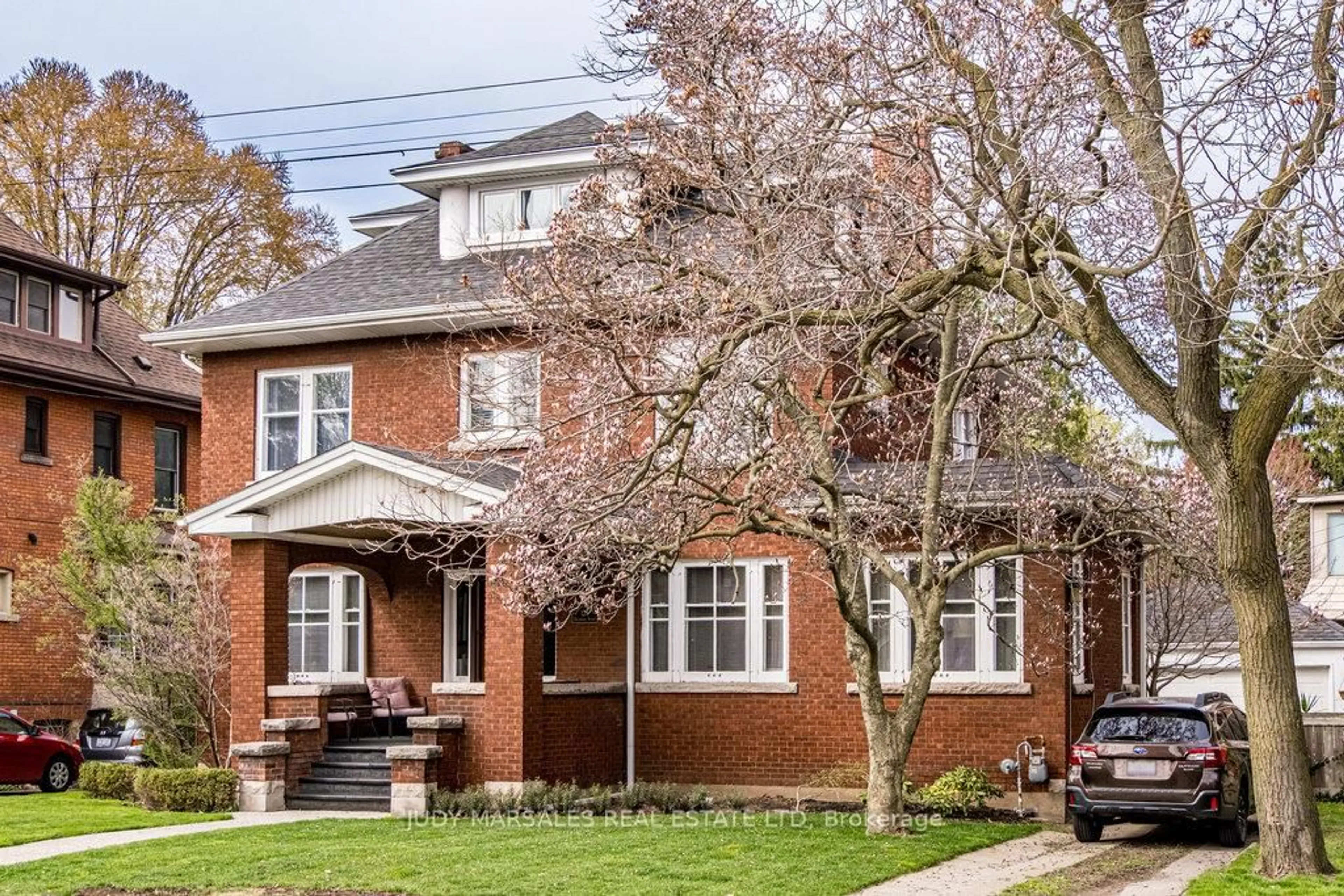 Home with brick exterior material, street for 125 Delaware Ave, Hamilton Ontario L8M 1V2