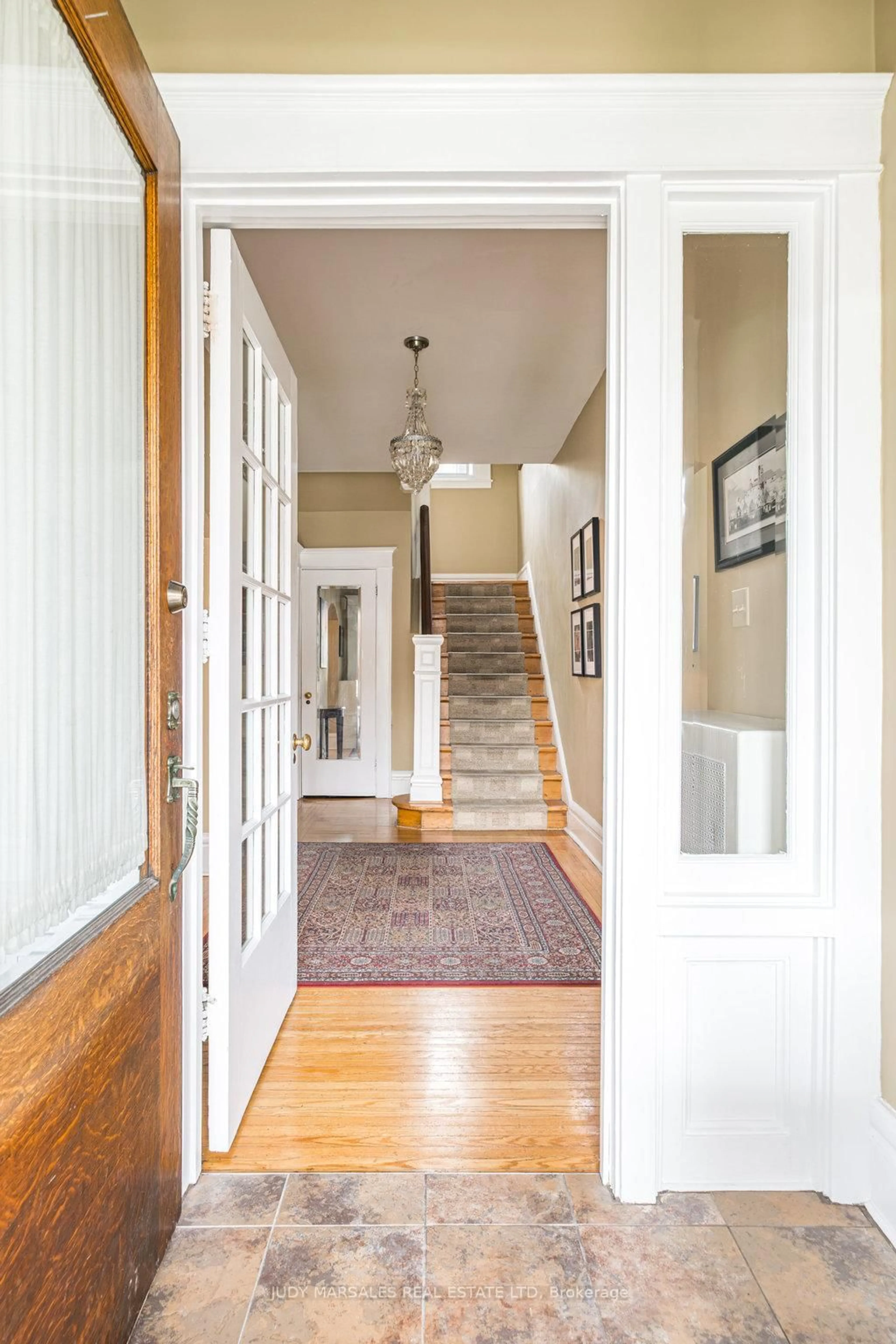 Indoor entryway for 125 Delaware Ave, Hamilton Ontario L8M 1V2