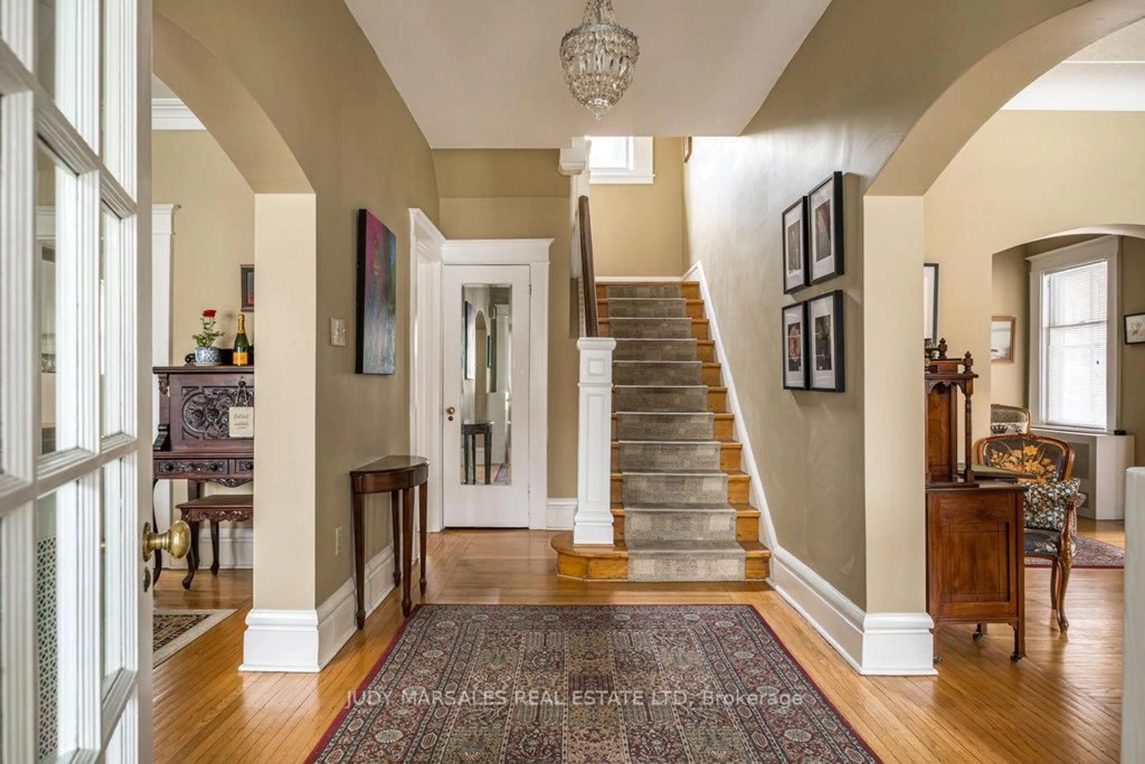 Indoor entryway for 125 Delaware Ave, Hamilton Ontario L8M 1V2