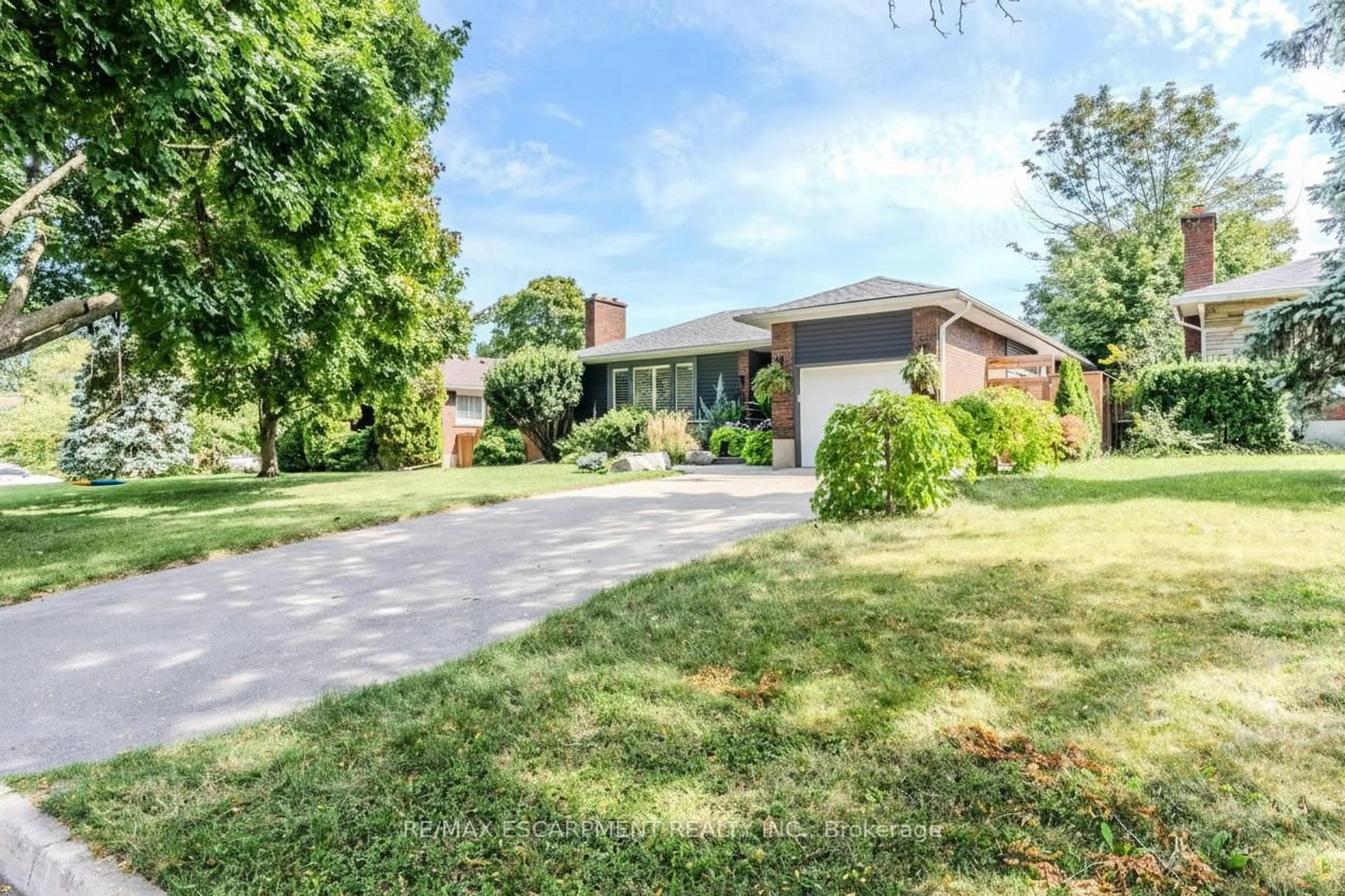 A pic from outside/outdoor area/front of a property/back of a property/a pic from drone, street for 23 West Hampton Rd, St. Catharines Ontario L2T 3E6