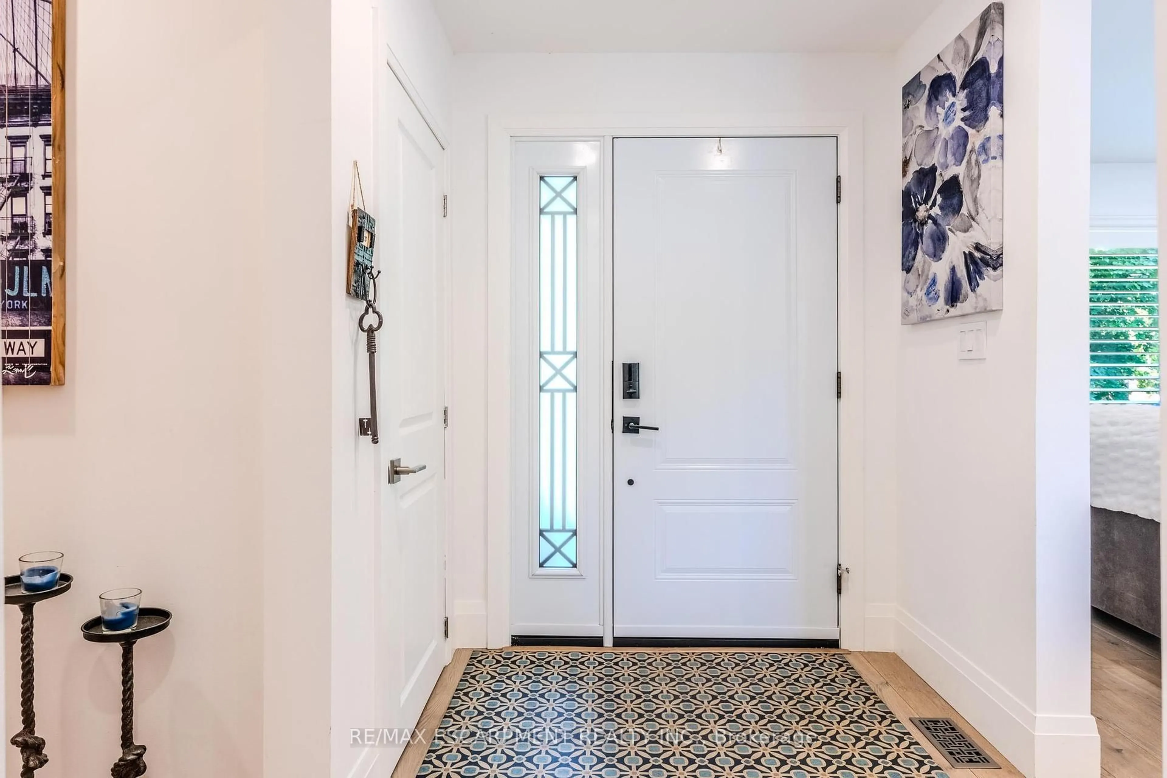 Indoor entryway for 23 West Hampton Rd, St. Catharines Ontario L2T 3E6