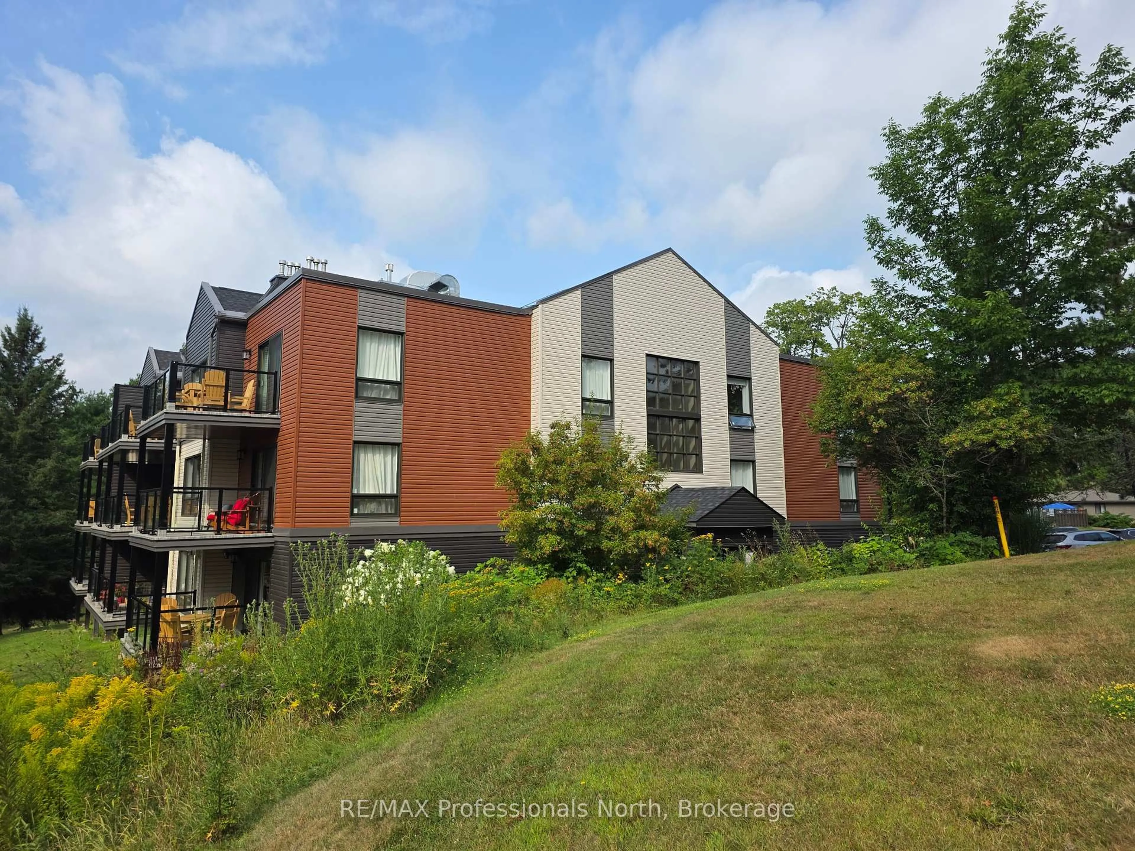 A pic from outside/outdoor area/front of a property/back of a property/a pic from drone, unknown for 1235 Deerhurst Dr #52-203, Huntsville Ontario P1H 2E8