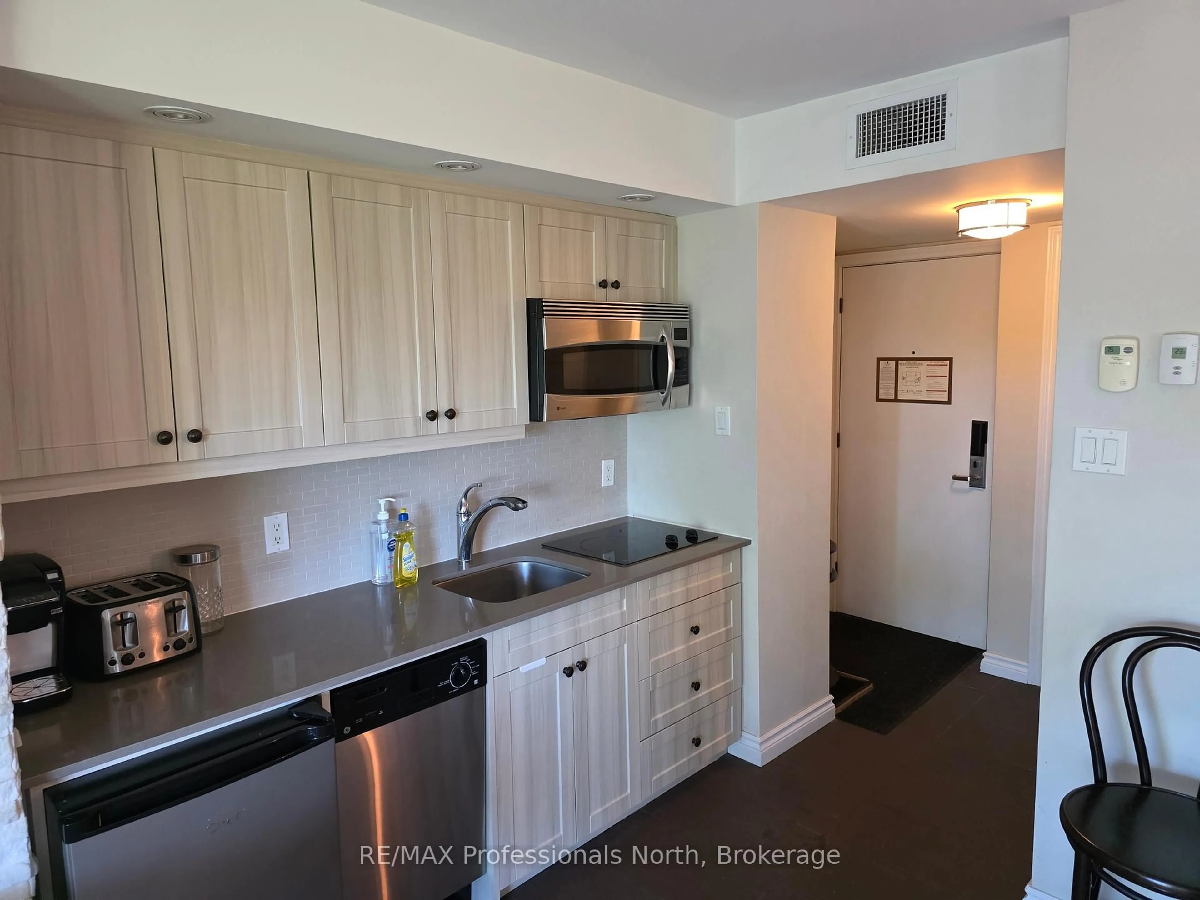 Standard kitchen, unknown for 1235 Deerhurst Dr #52-203, Huntsville Ontario P1H 2E8
