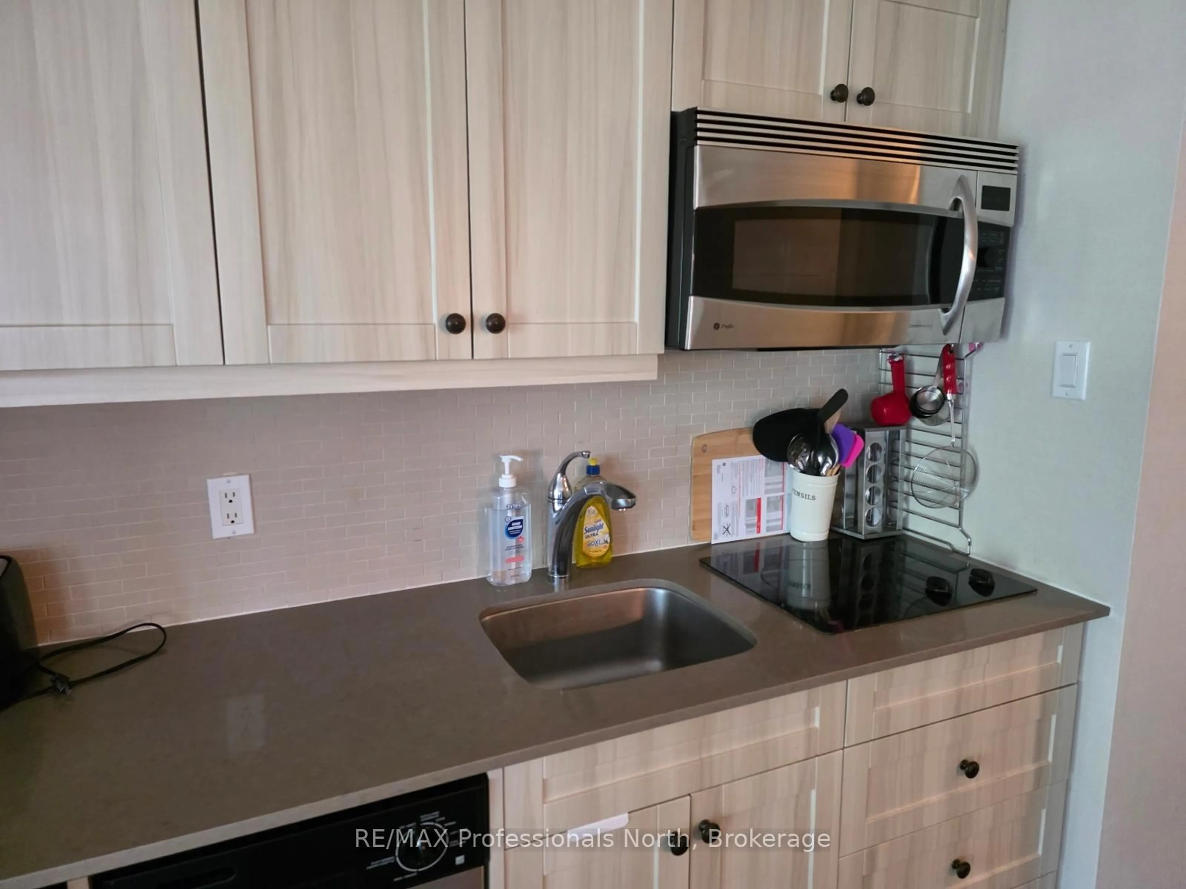 Standard kitchen, unknown for 1235 Deerhurst Dr #52-203, Huntsville Ontario P1H 2E8